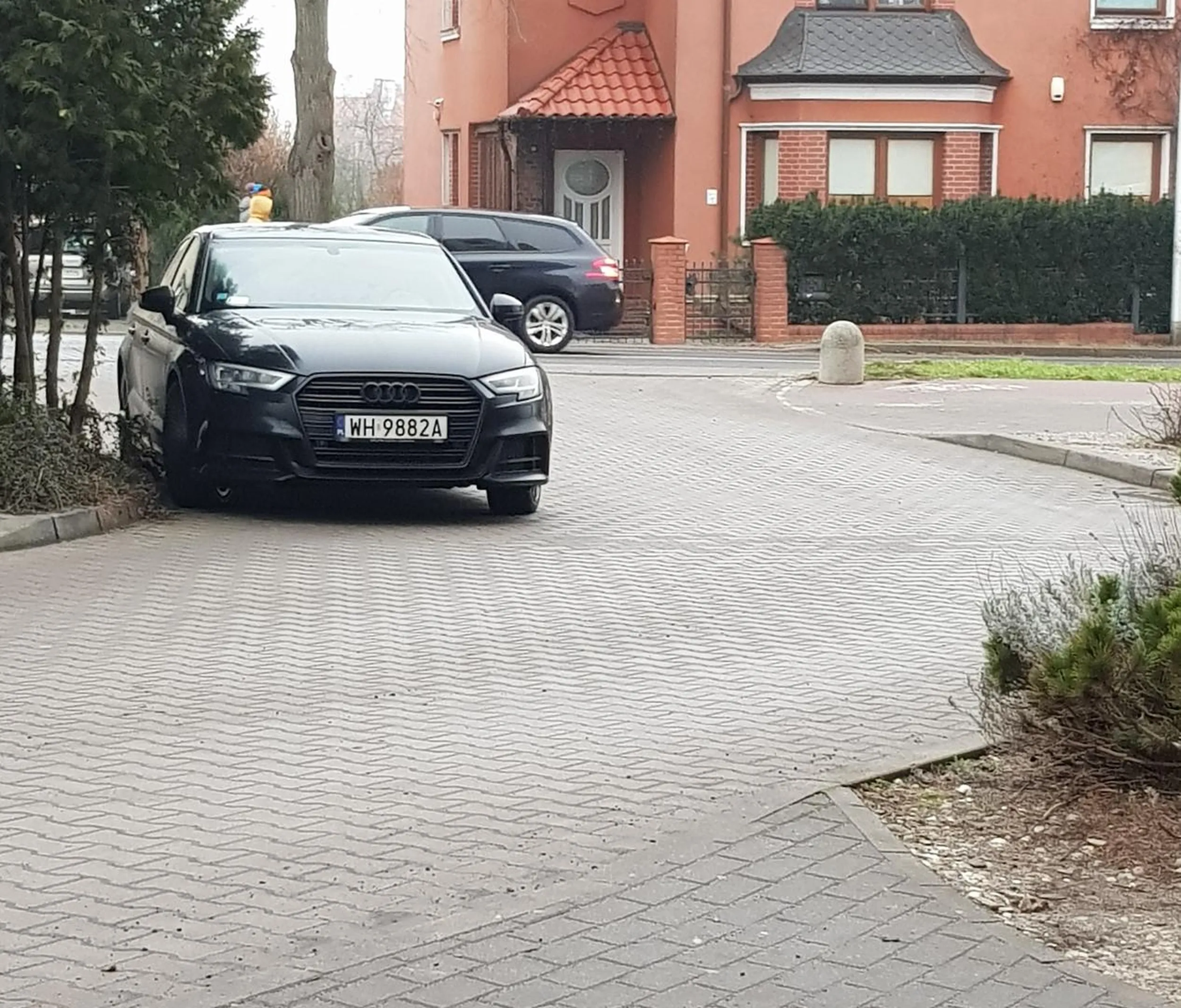 Jak bardzo tępym trzeba być żeby stanąć nie dość że na wjeździe, to jeszcze na zakręcie, tuż za betonową ścianą ? I to już któryś raz.