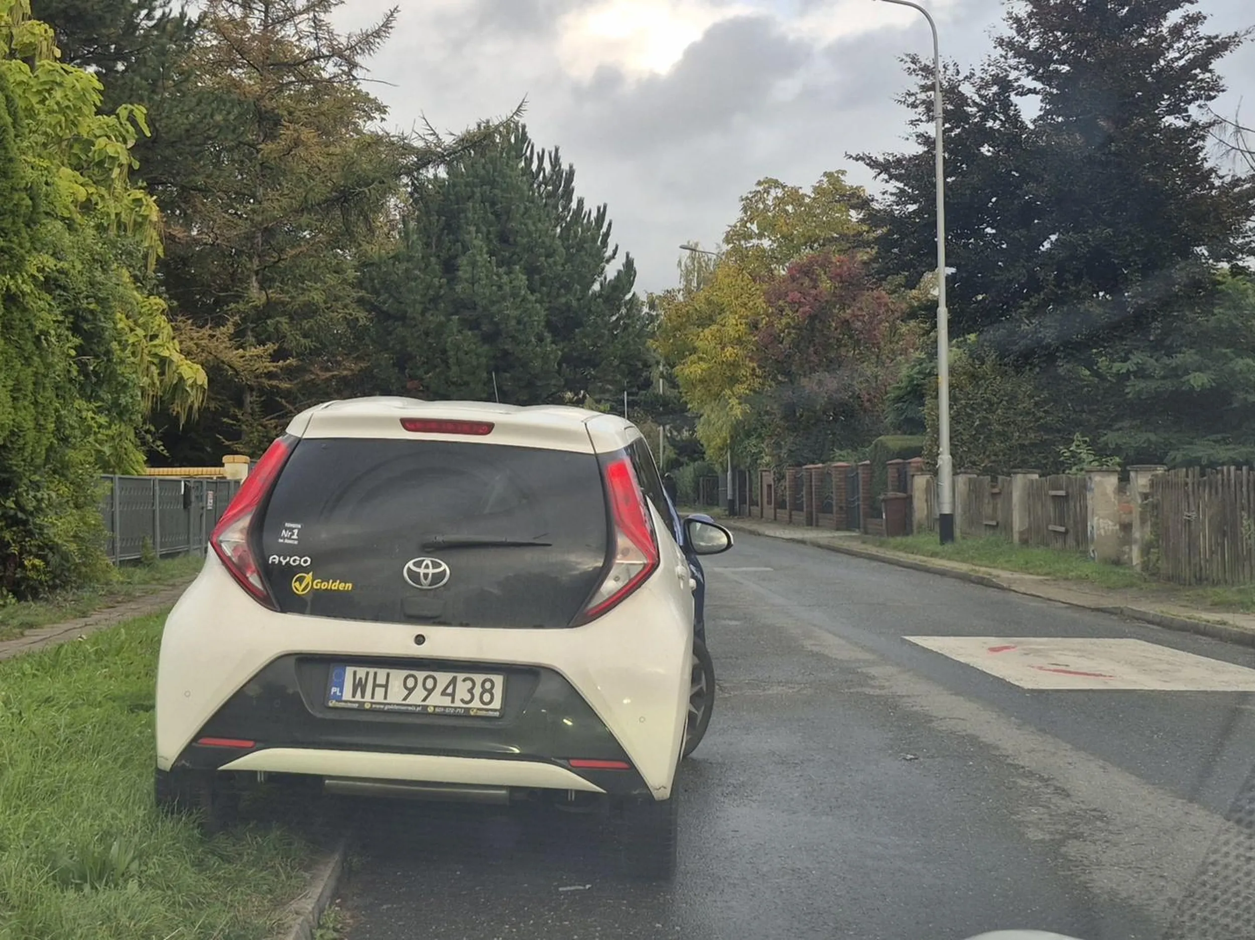 9.10.2025 16:30 Parkowanie trudna rzecz. Miejsca na ulicy w opór,ale lepiej na trawniku jednym kołem stanąć