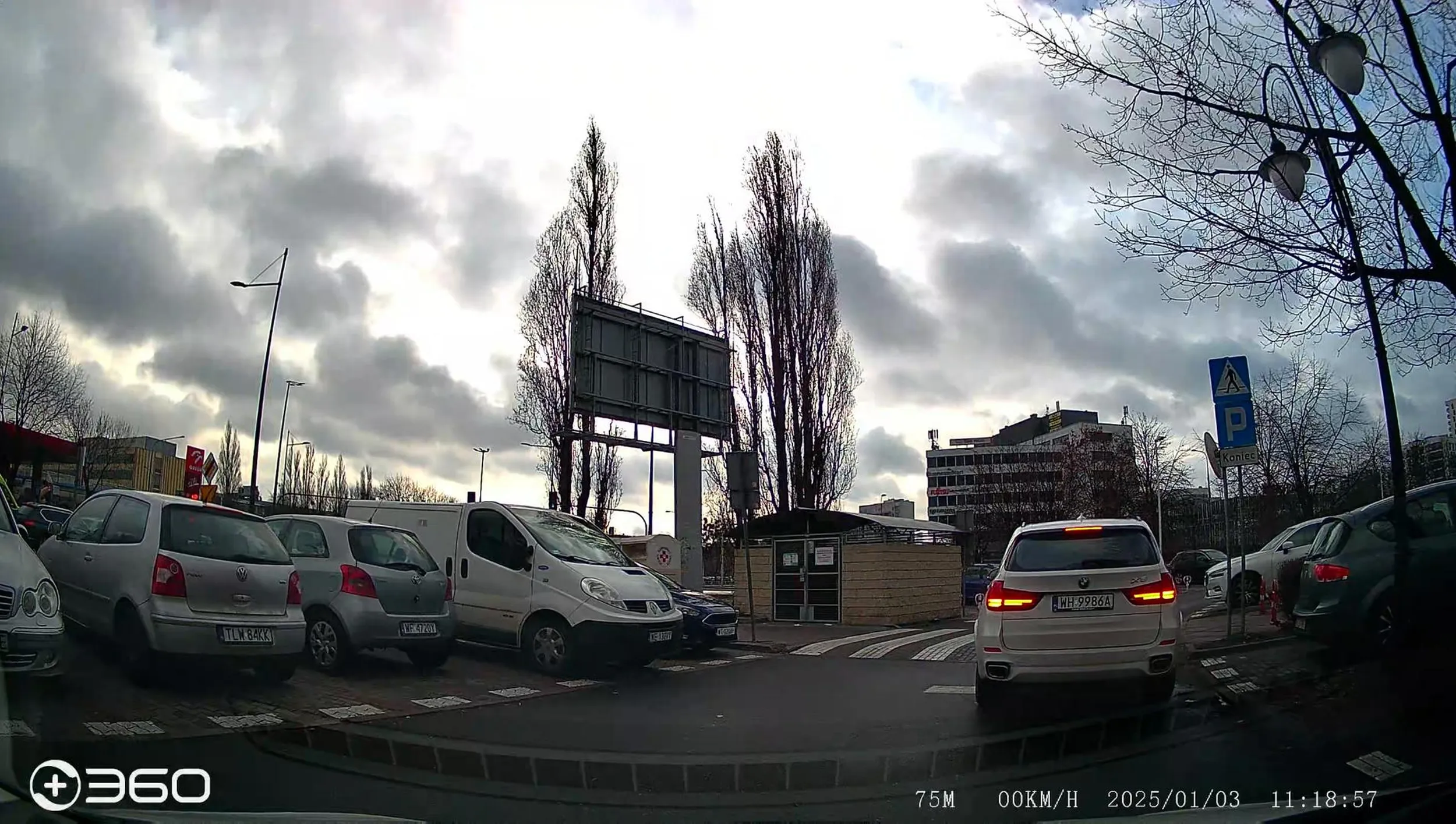 Idealne miejsce do włączenia awaryjnych w oczekiwaniu na pasażera. Metr przed przejściem dla pieszych. Po zwróceniu uwagi kierowca nie zareagował.