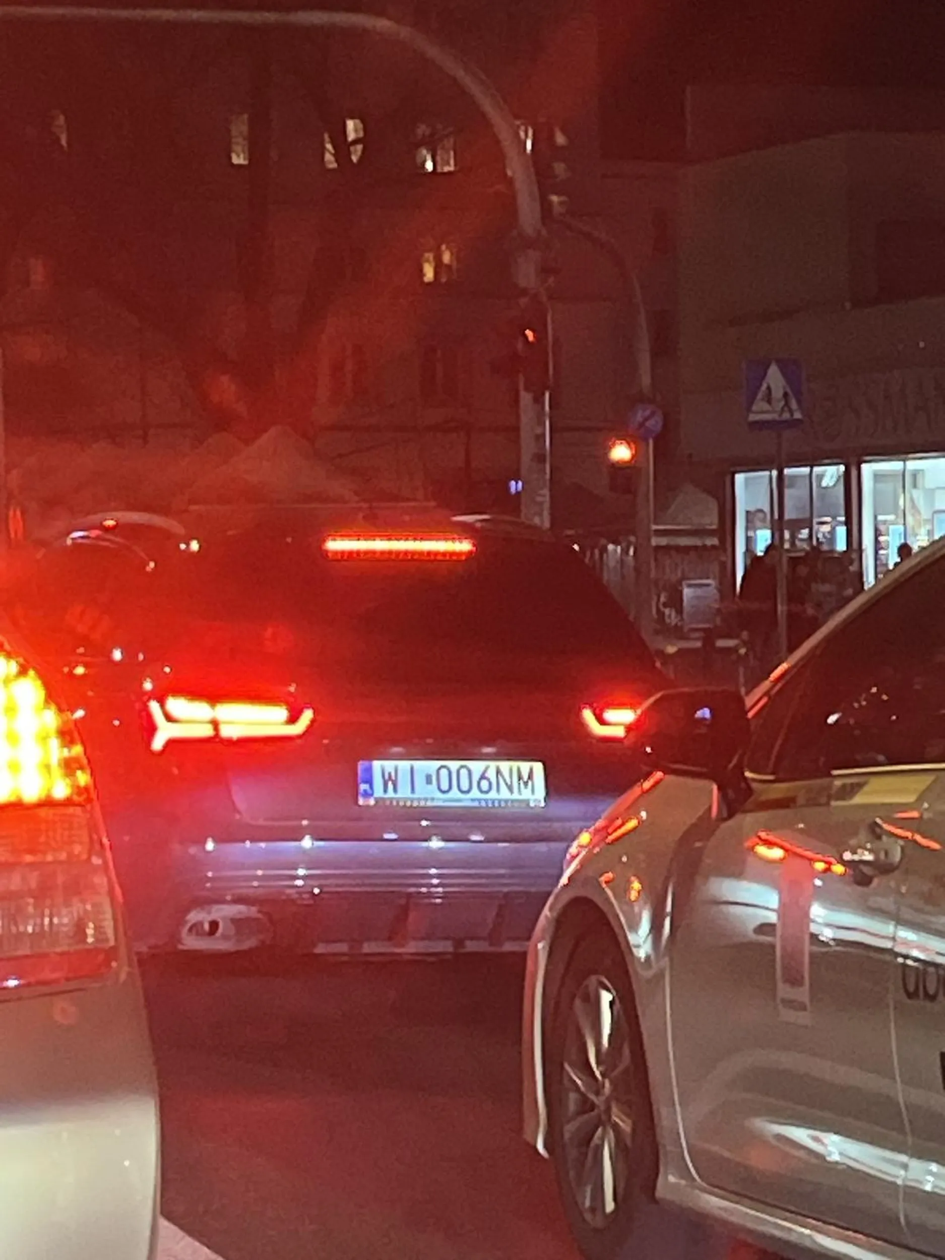 Typ jechał jak wariat, slalomem wyprzedzał na siłe wszystkie auta po drodze, kwestia centymetrów a by mnie zarysował swoimi manewrami i wciskaniem się na 3ciego