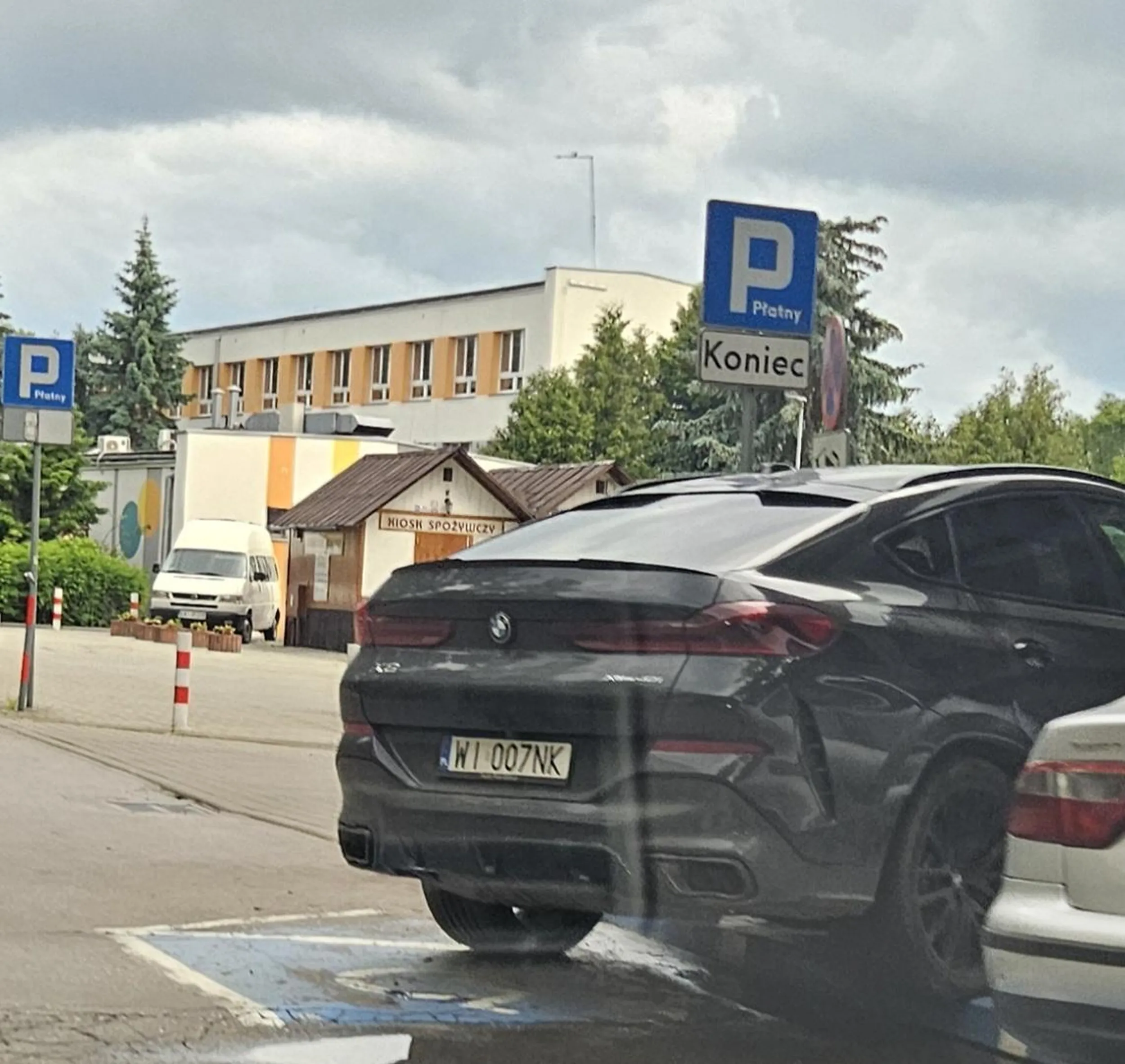 Baba notorycznie parkuje na miejscu dla inwalidów bez karty. Chodzi z dziećmi na zajęcia gimnastyczne a w pobliżu mało miejsc parkingowych.  Żal.