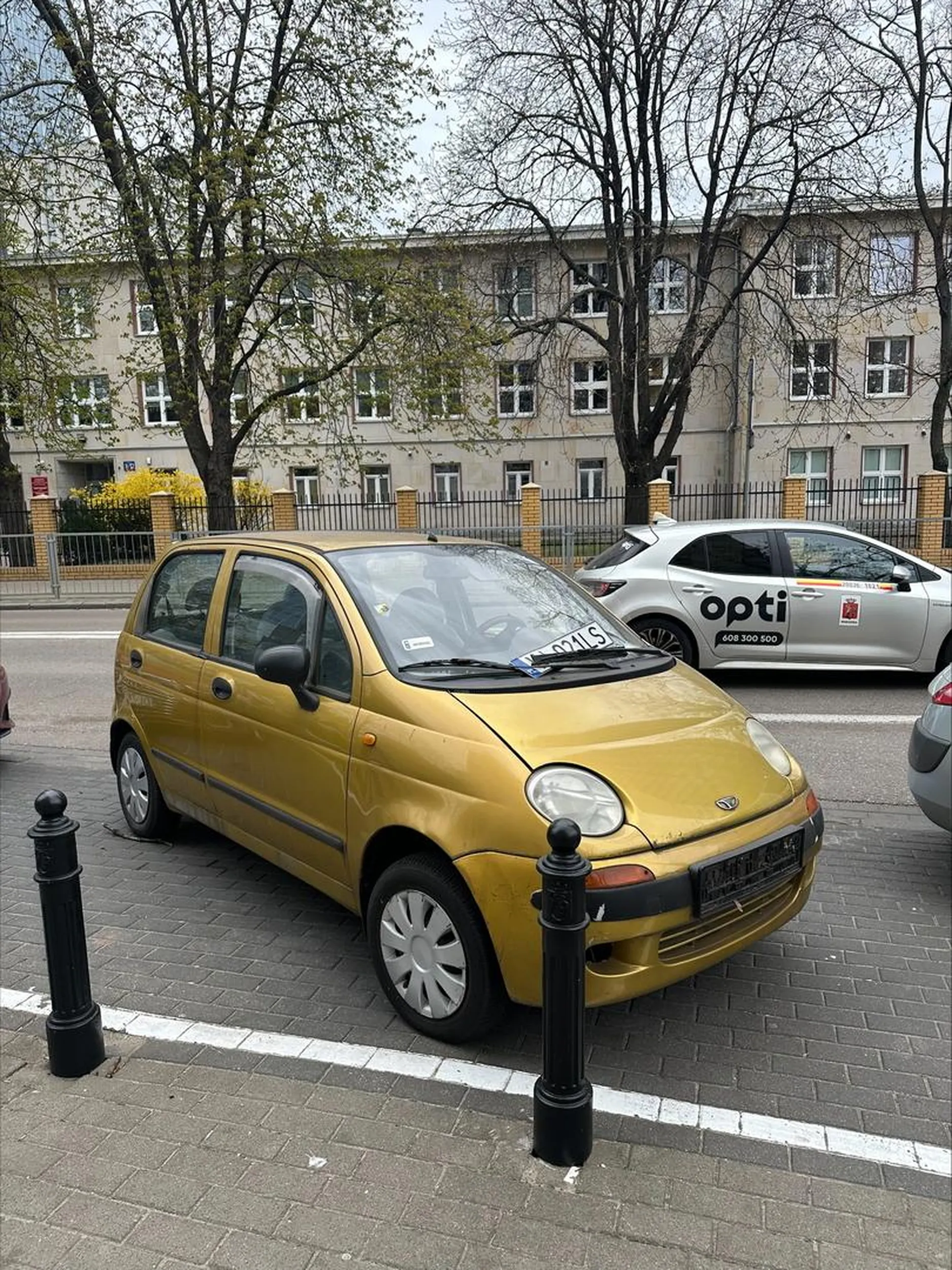 Zabieraj gruchota z parkingu chamie
