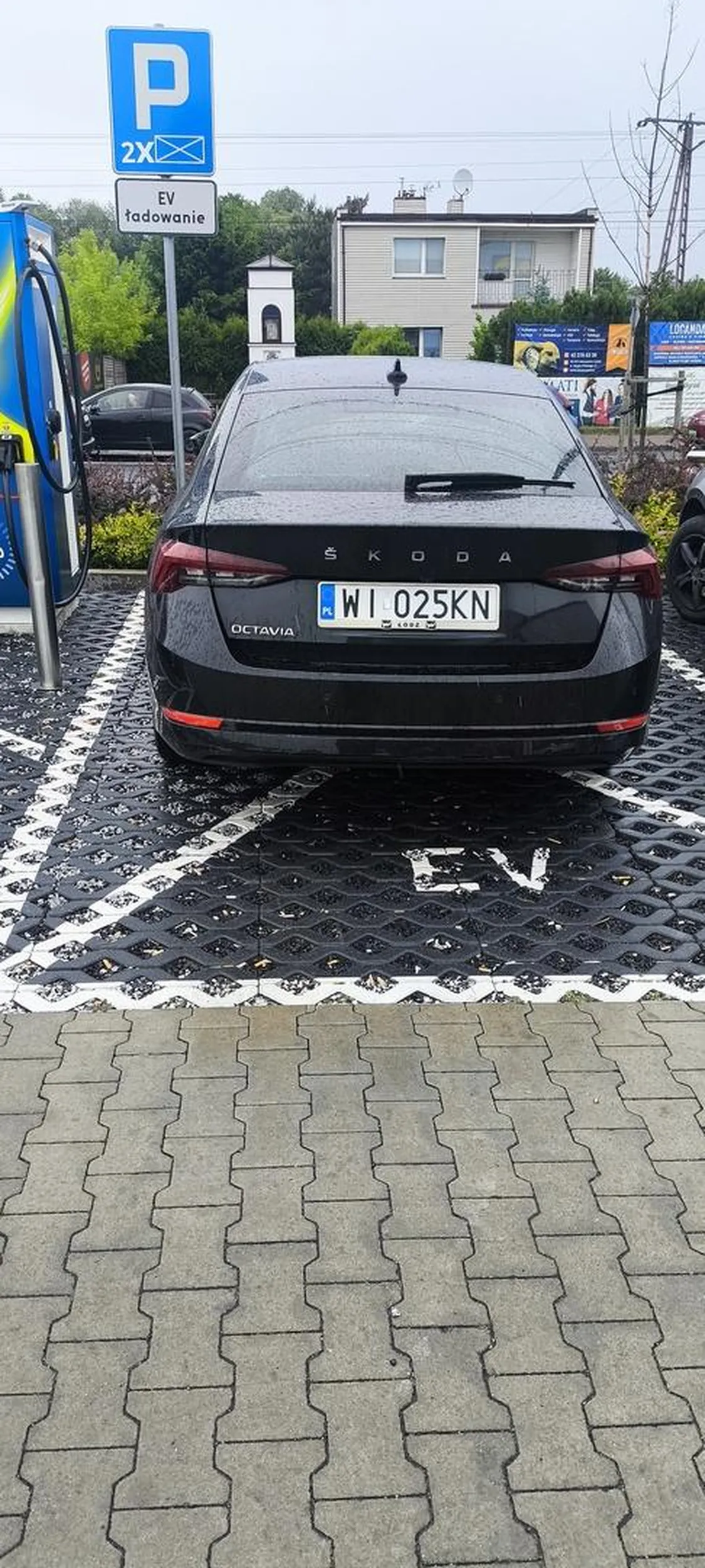 Aleksandrów Łódzki, parking przy Lidlu. Parkowanie na kopercie dla elektryków. Zwracanie uwagi nie pomaga, kierowca staje się agresywny.