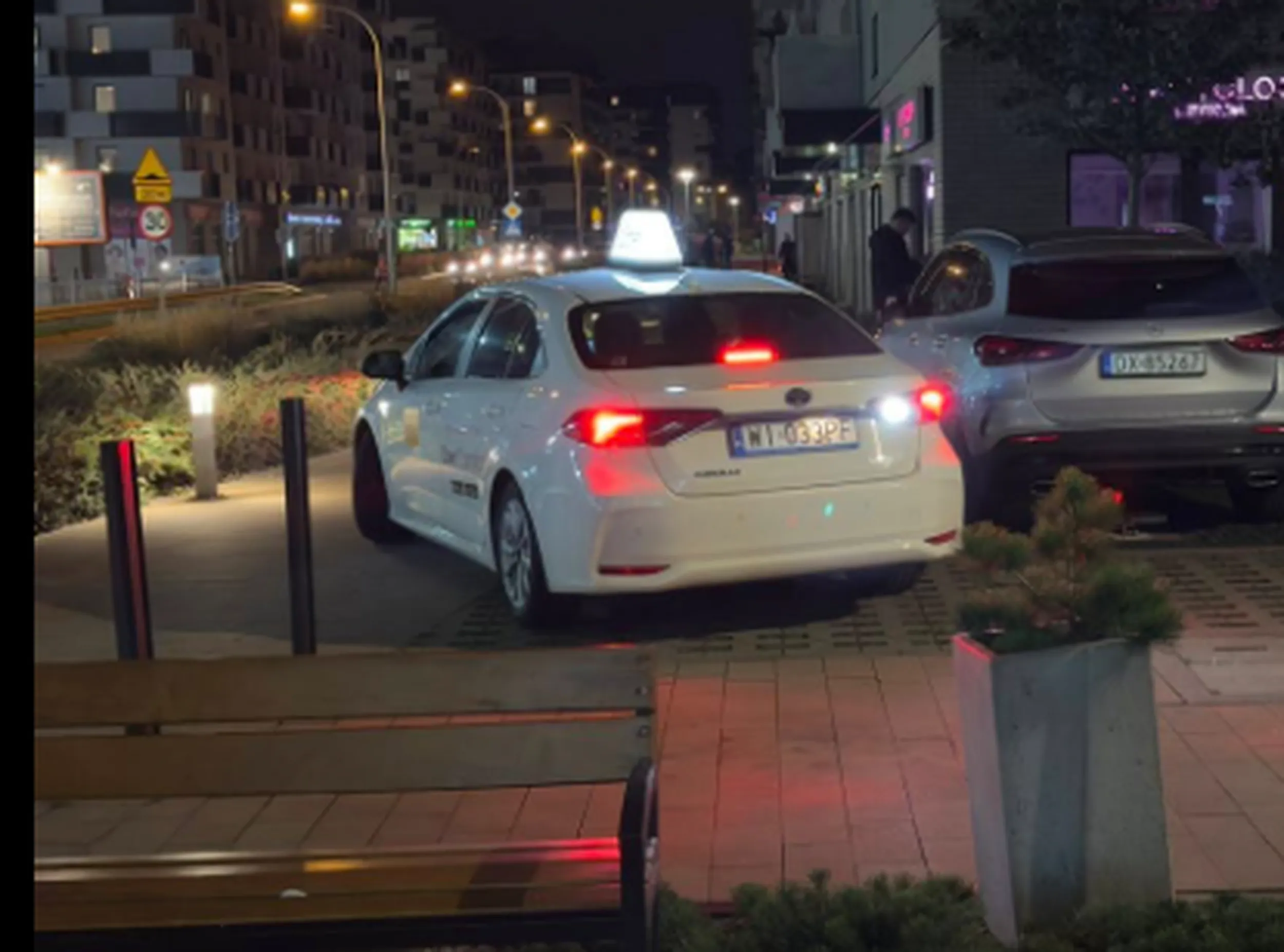 Jazda pod chodniku to 1500 zł i 8 punktów karnych.