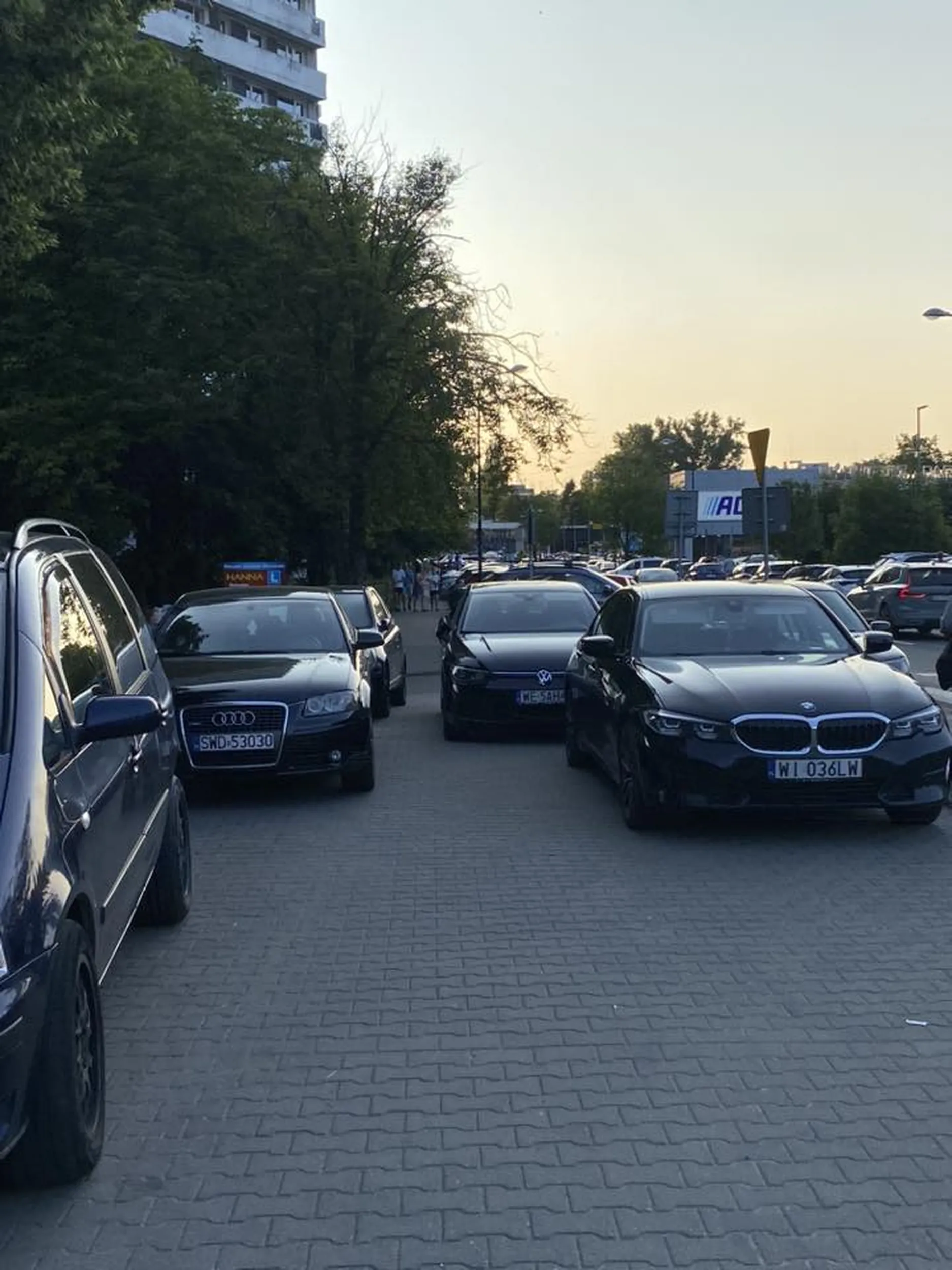 parkowanie na środku chodnika, bo nóżki bolą od chodzenia