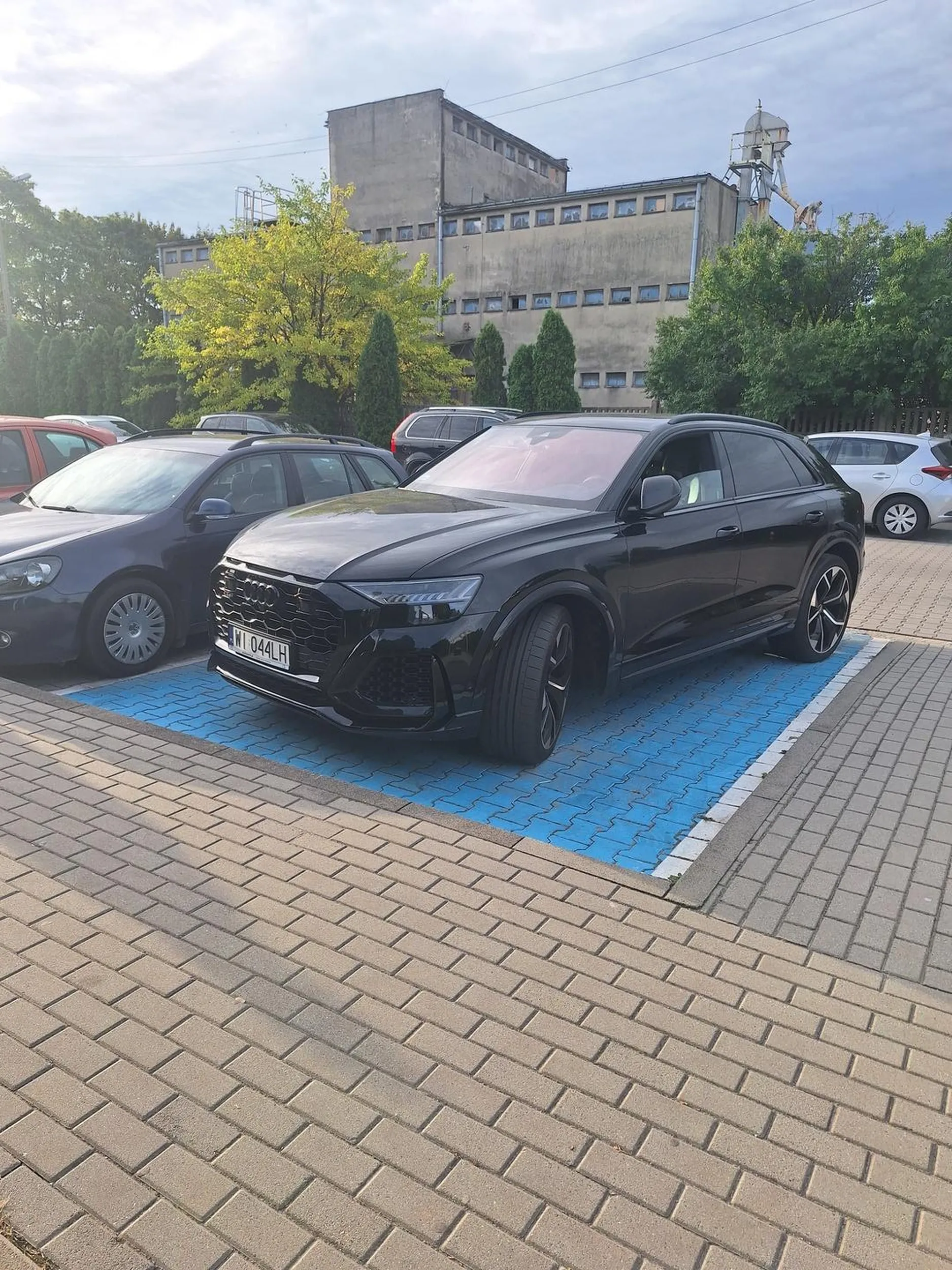 Zapomniałeś zgasić silnik i  wystawić legitymację, choć pewnie jej nie posiadasz. Mózgu tez.