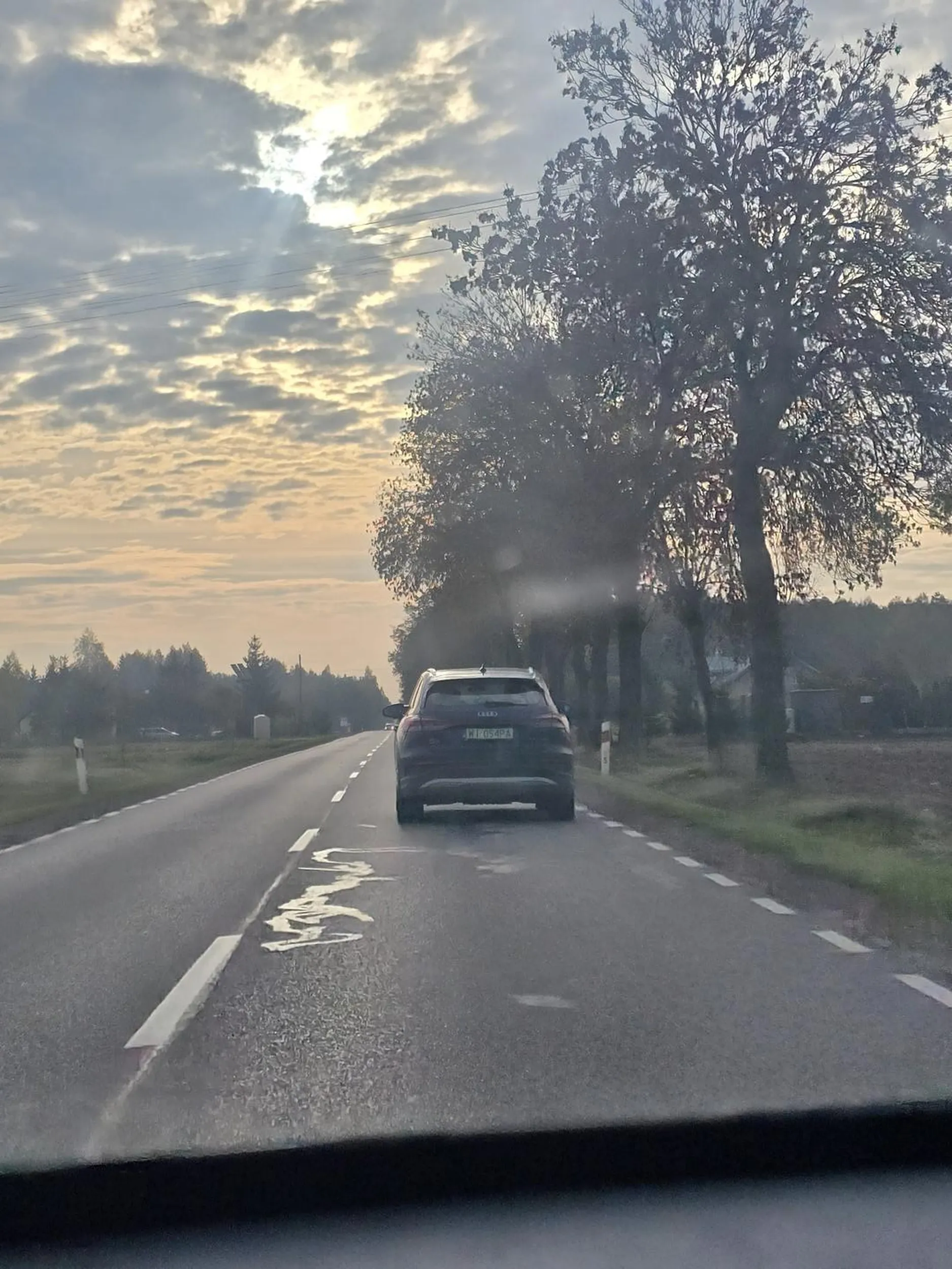 Koleżka z małymi jajeczkami, wyprzedza na podwójnej ciągłe, jedzie ponad 100 w terenie zabudowanym, Nagranie. Z kamery zostało dostarczone na policję.