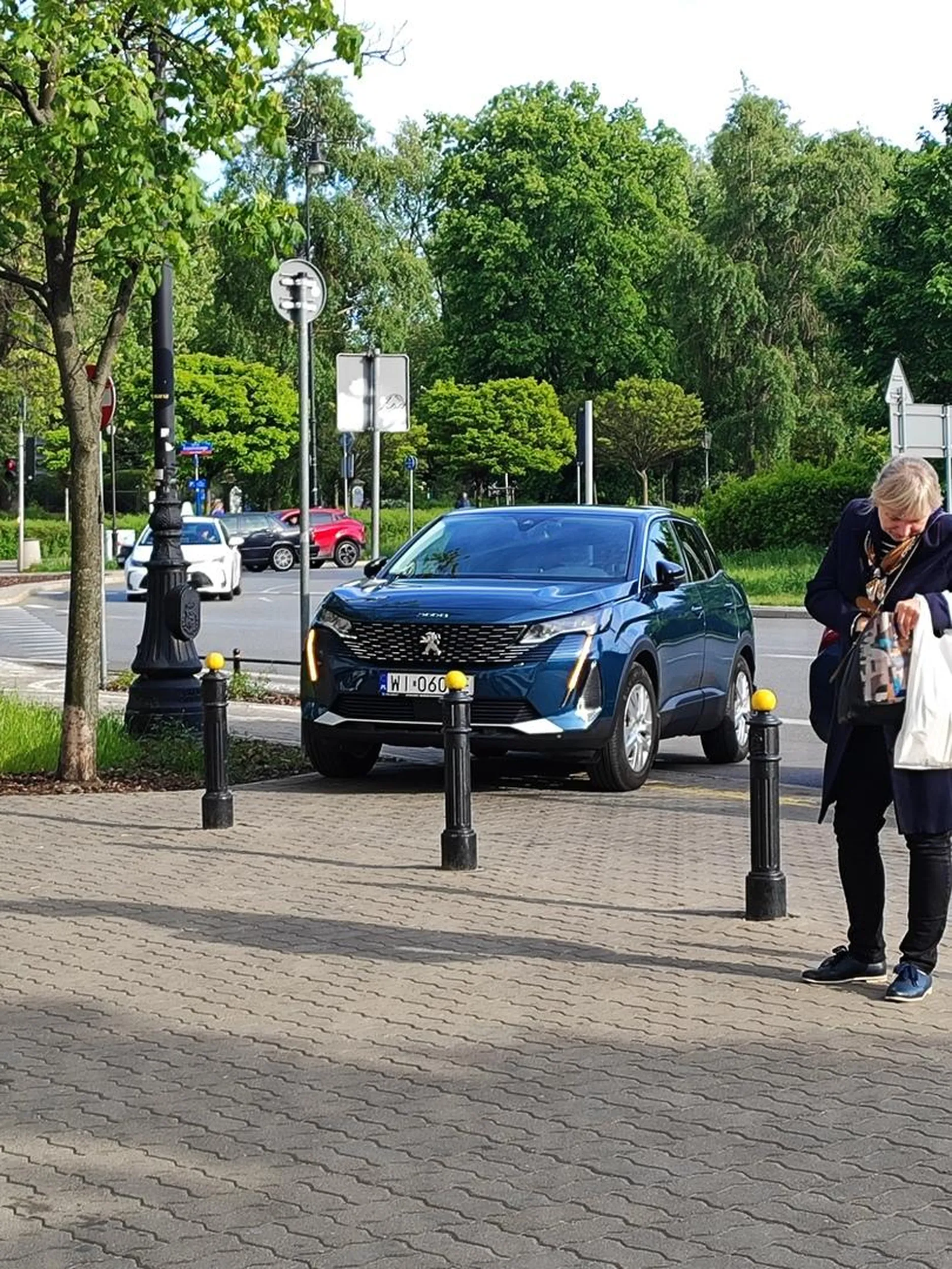 Pan przyjechał na loda i tak mu się chciało tego loda że musiał parkować na chodniku i zatoce autobusowej jednocześnie