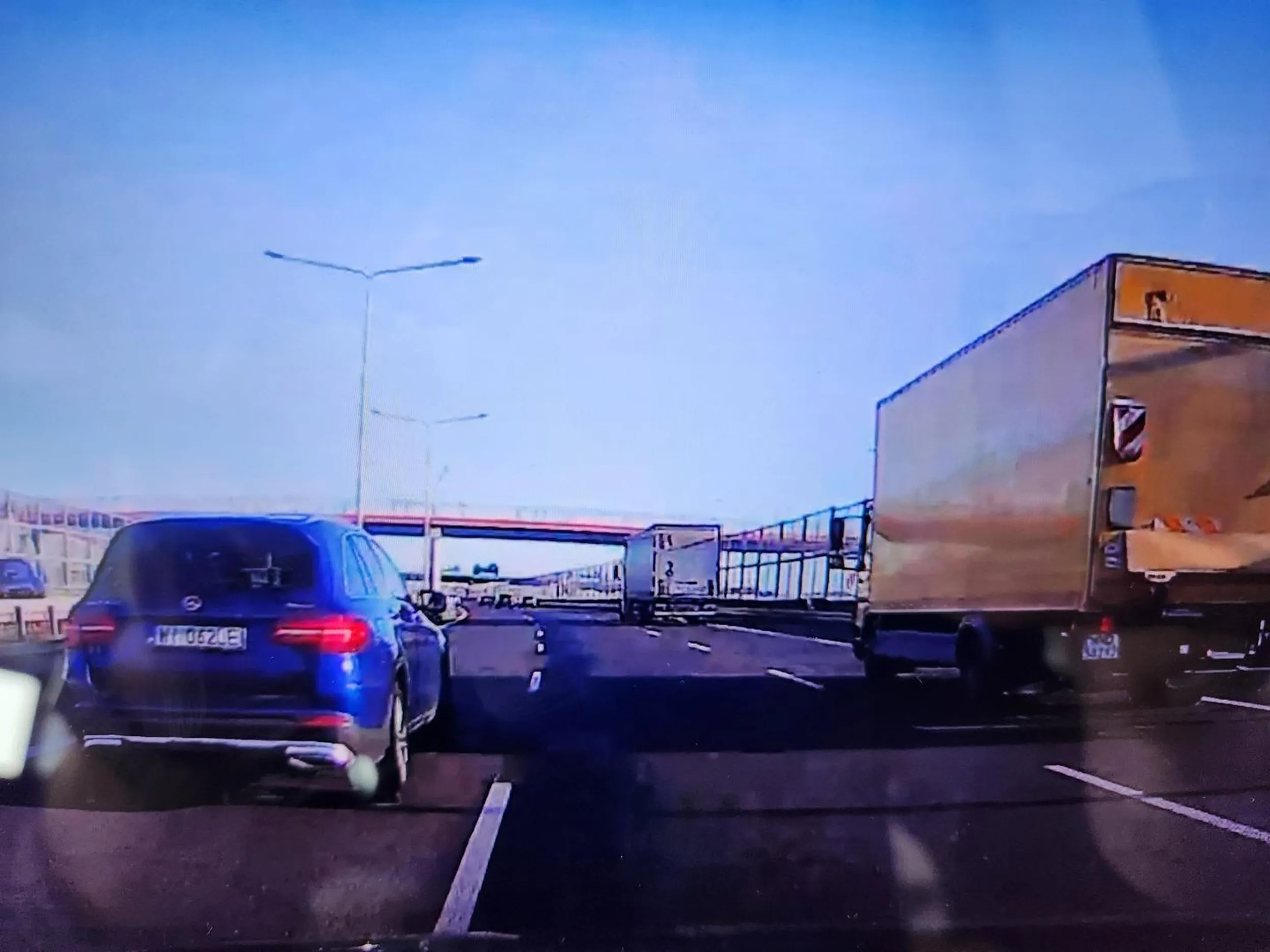 Głupie babsko jedzie prawym pasem, gdy środkowy jest wolny, nie zjeżdża, hamuje bez żadnej przyczyny, gdy przed nią nikogo nie ma, stwarza zagrożenie, korzysta z telefonu w trakcie jazdy.