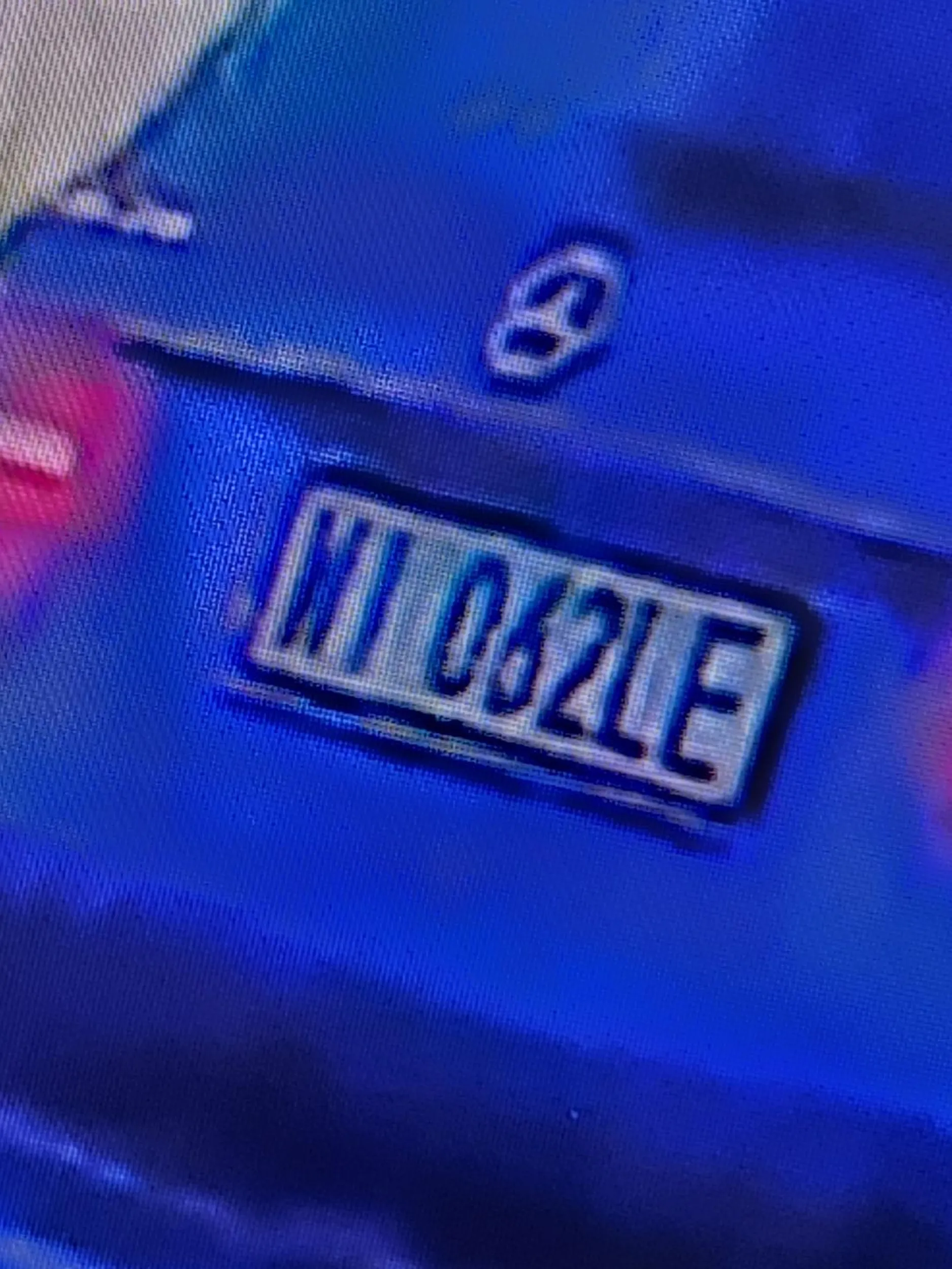 Głupie babsko jedzie prawym pasem, gdy środkowy jest wolny, nie zjeżdża, hamuje bez żadnej przyczyny, gdy przed nią nikogo nie ma, stwarza zagrożenie, korzysta z telefonu w trakcie jazdy.