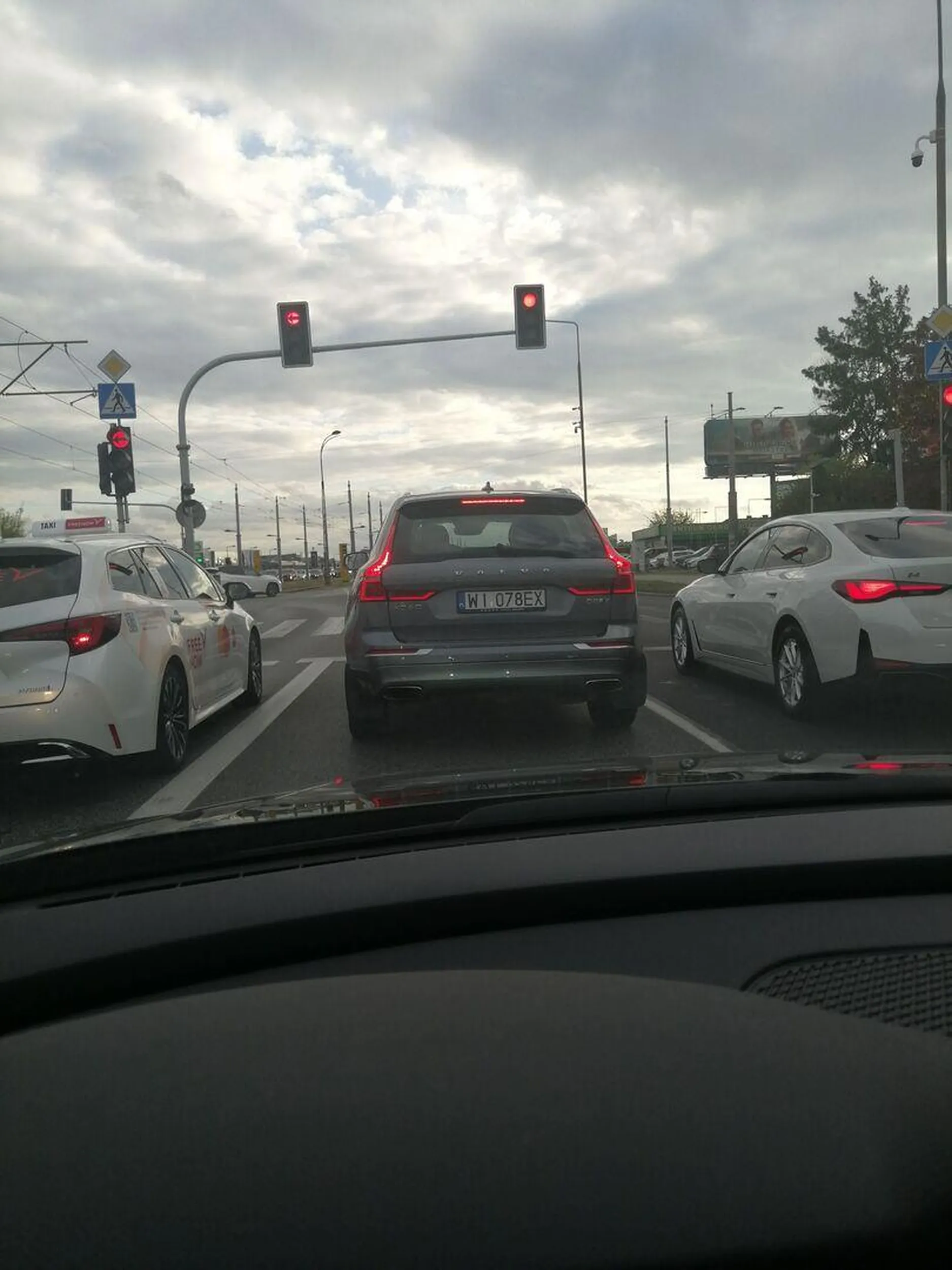 Pojazdem tym porusza się niebezpieczny psychopata, stanowiący zagrożenie w ruchu drogowym zarówno dla siebie jak i innych jego uczestników. Na odcinku kilkuset metrów gość niemal doprowadził do trzech kolizji, zmieniając pas w ostatniej chwili, zajeżdżając drogę innym pojazdom. Tylko dzięki szybkiej reakcji innych kierowców do nich nie doszło. Jeden zwrócił mu uwagę to zaczął wymachiwać łapkami i wywrzaskiwać. Gość zaburzony.