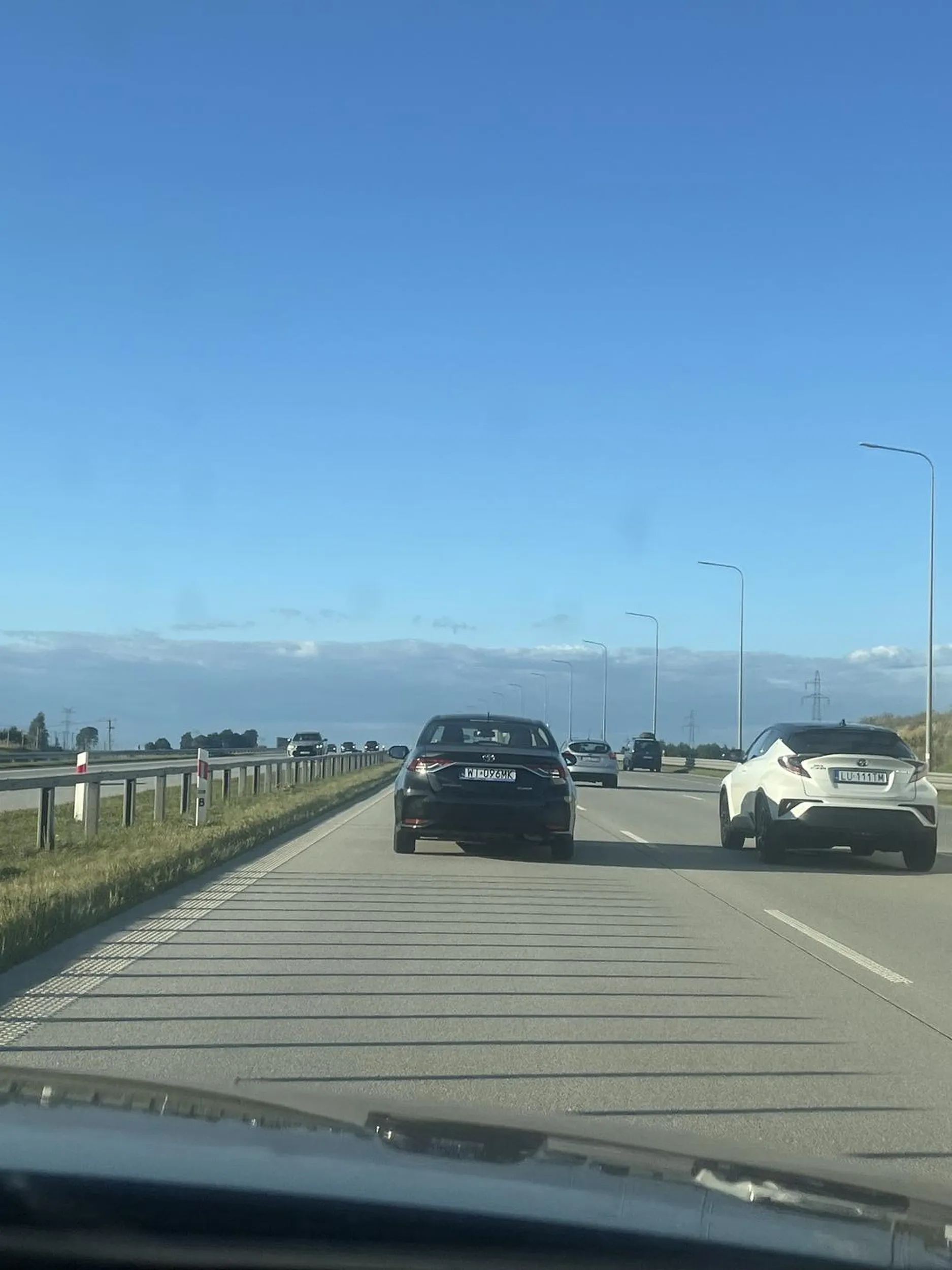 Oporny kierowca toyoty nie potrafi zjechać z lewego pasa ponieważ jedzie 145km/h. Polecam udać się do specjalisty