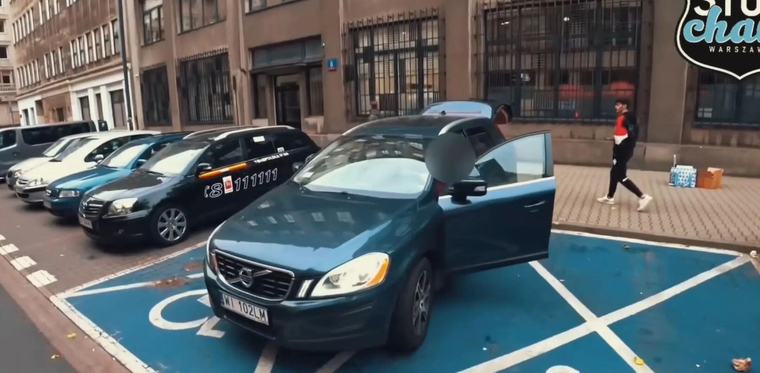 nie dość, że parkuje na miejscu dla niepełnosprawnych, to jeszcze zajmuje dwa naraz