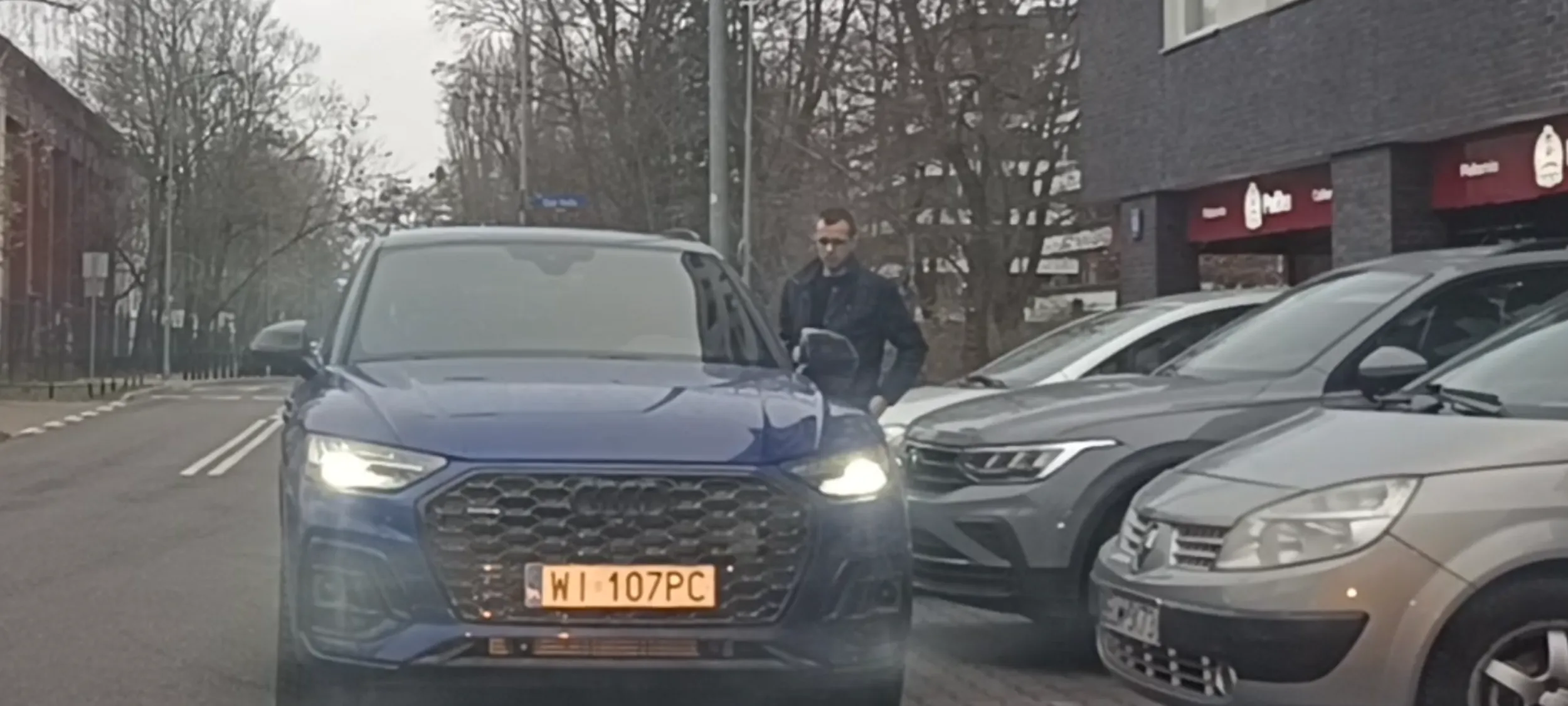 Muzułmanin z prawem jazdy z Pakistanu tamuje ruch bo  parkuje złoma z Chin na ulicy z zakazem zatrzymywania się i postoju.