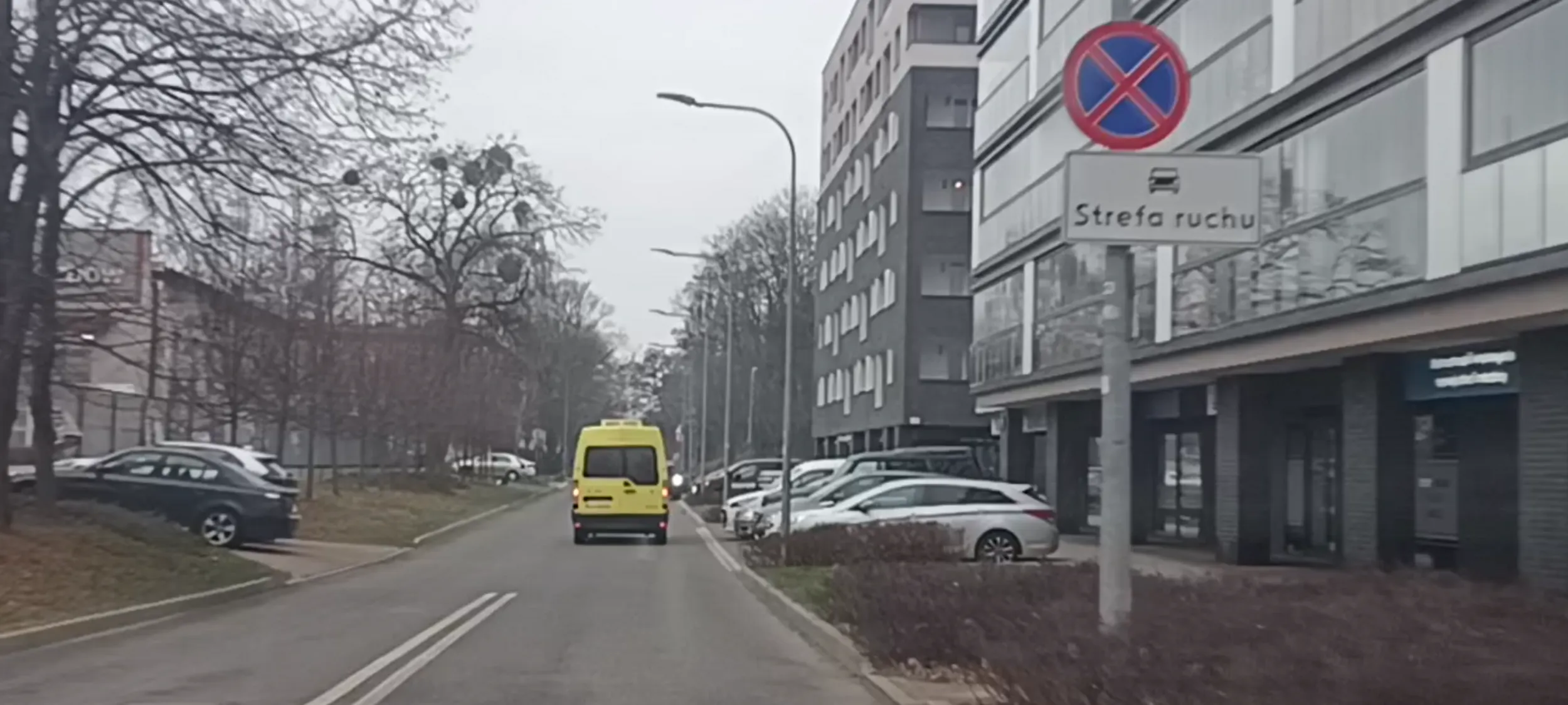 Muzułmanin z prawem jazdy z Pakistanu tamuje ruch bo  parkuje złoma z Chin na ulicy z zakazem zatrzymywania się i postoju.