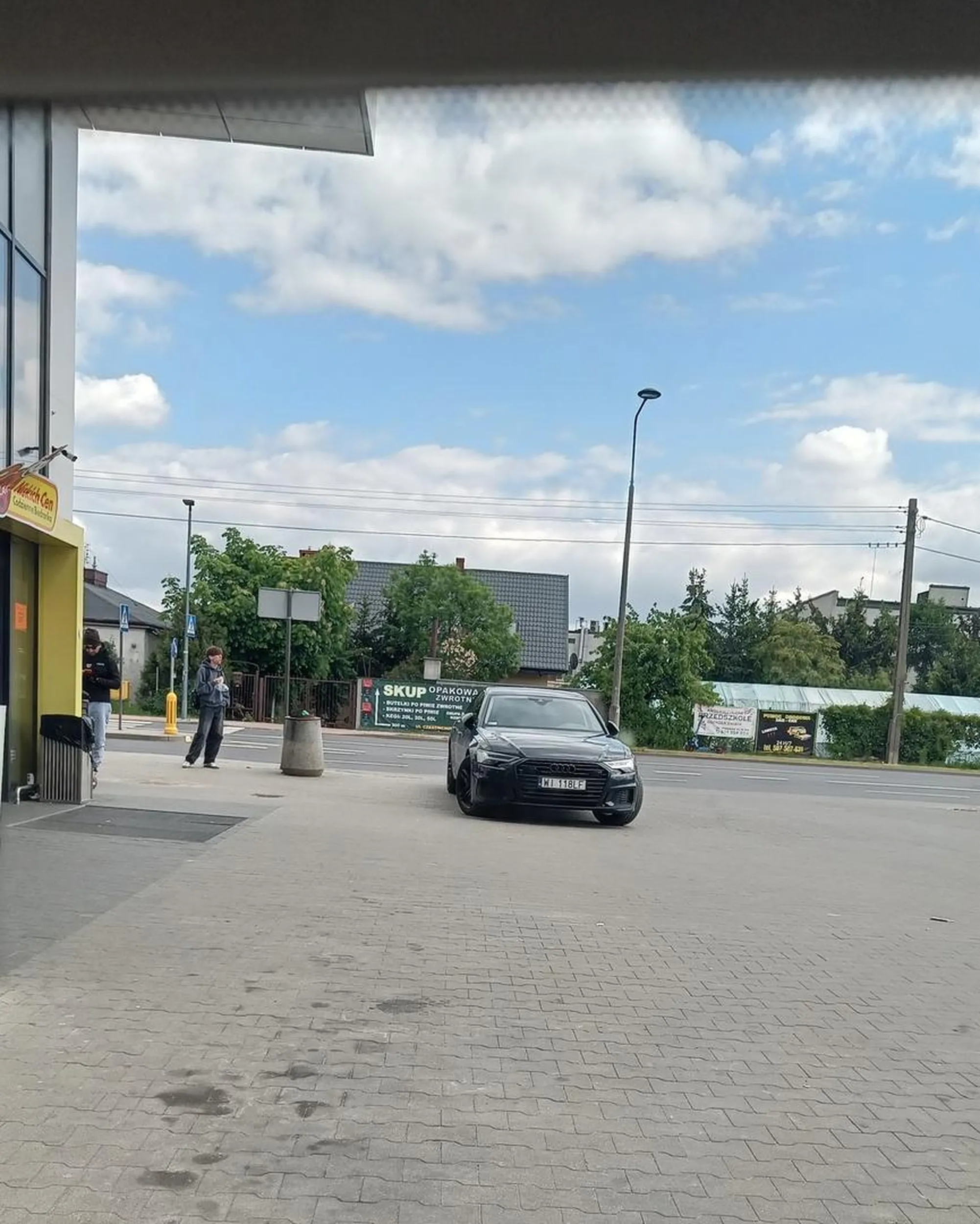 Parkuje na wjeździe do biedronki, ludzie nie mogą wjechać na parking, bo sebix musi mieć blisko