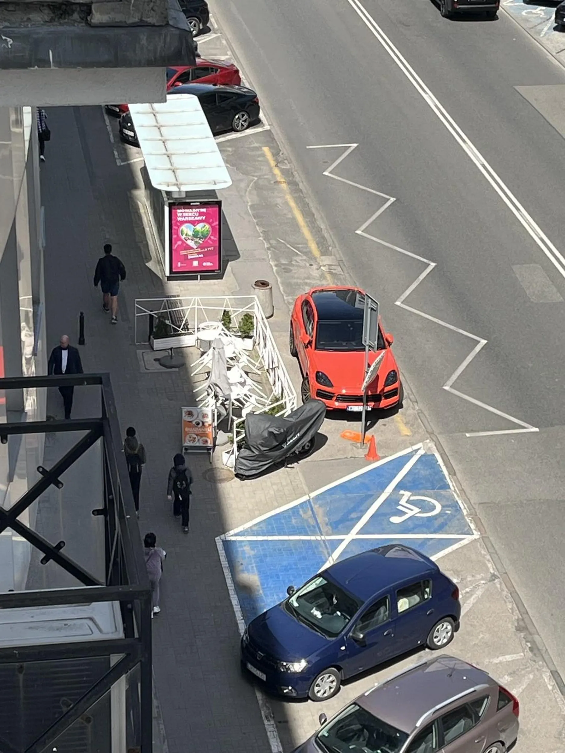 Głupia p.zda staje tak na przystanku codziennie. Codziennie obserwuję jak ludzie wysypują się z autobusu i wpadają na ten samochód.