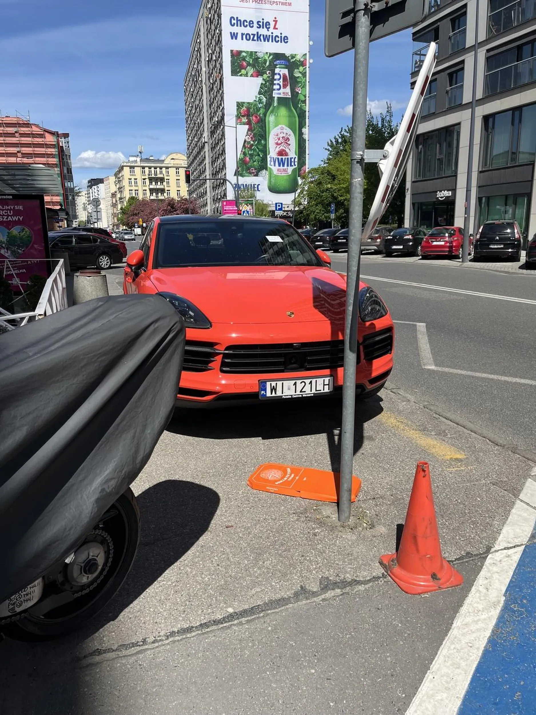 Głupia p.zda staje tak na przystanku codziennie. Codziennie obserwuję jak ludzie wysypują się z autobusu i wpadają na ten samochód.