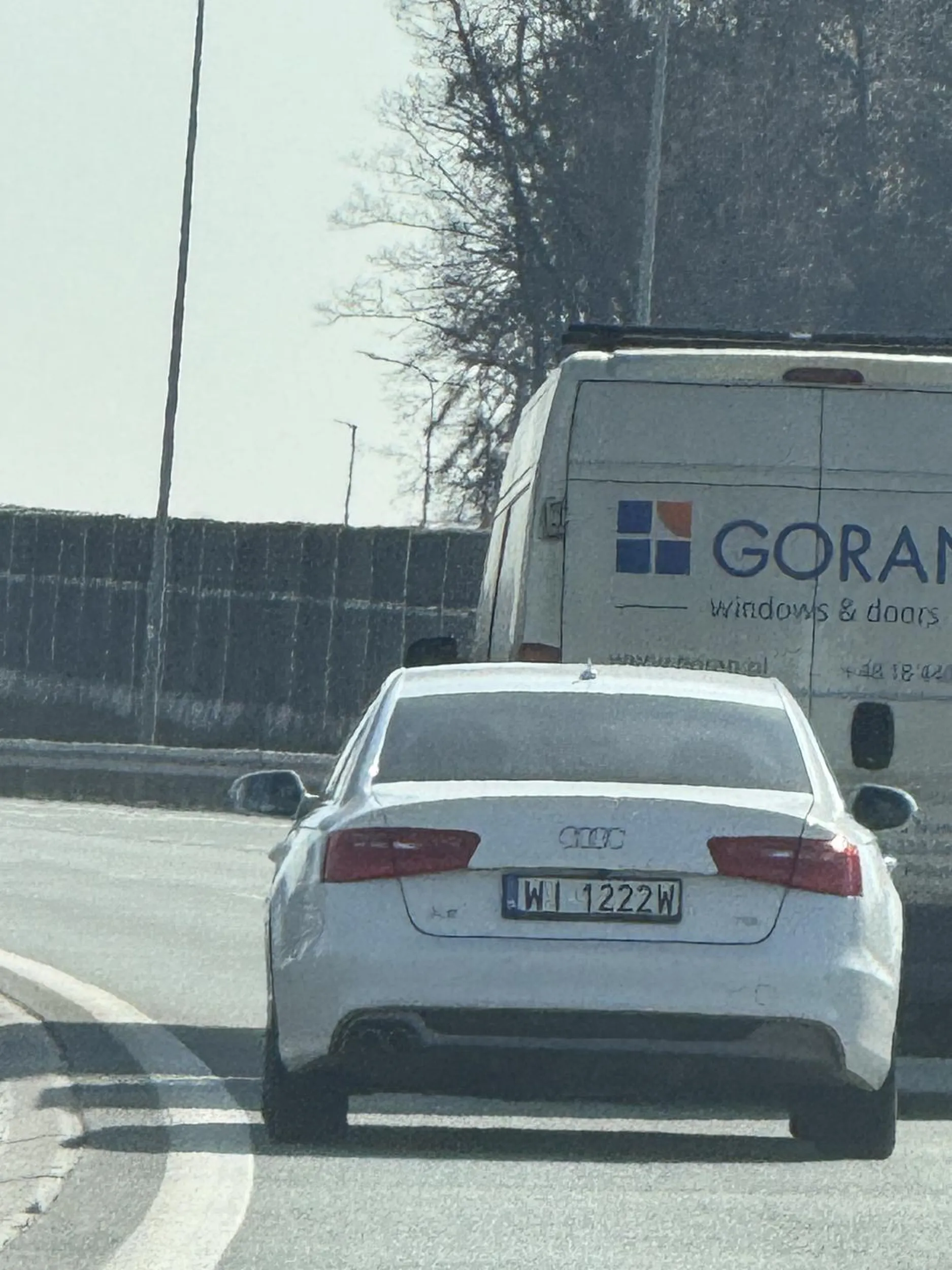 Bezmyślny dupojeździec przy prędkości 150km/h