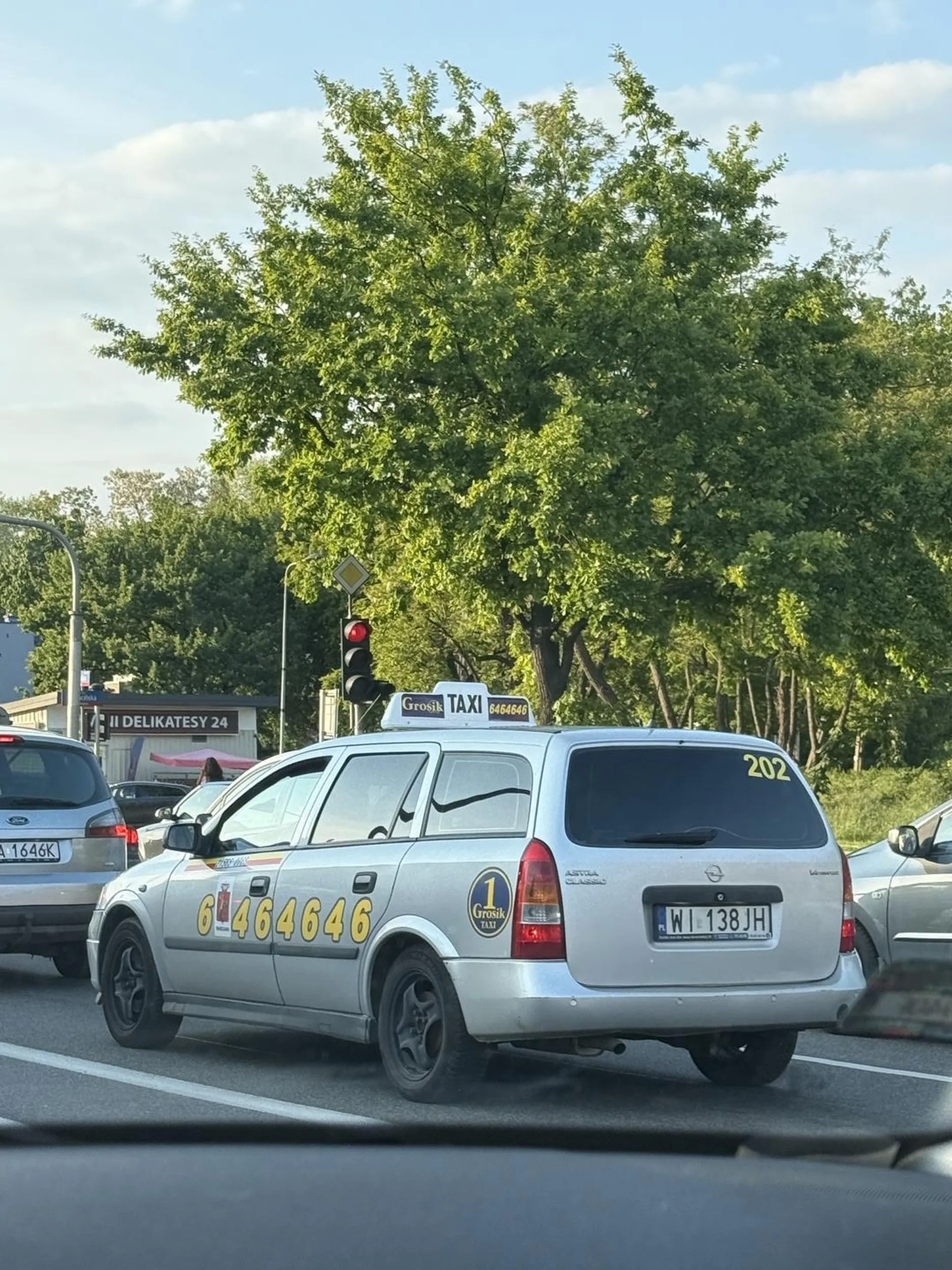 Ten kierowca to prawdziwy klaun – dałem kierunkowskaz, jechałem spokojnie, myślę: „wpuścił mnie, cud!”. A tu nagle – koncert klaksonu, machanie łapami jak przy lądowaniu helikoptera i wielka obraza majestatu, że ktoś śmiał zmienić pas. Zachowanie w stylu: „widzę, że chcesz wjechać, to Cię wpuszczę, ale potem się wkurwie, bo... mogę!”.  Żeby Ci żyłka nie pękła na tym czole. ;) Kultura jazdy zerowa, ego na poziomie chmur.