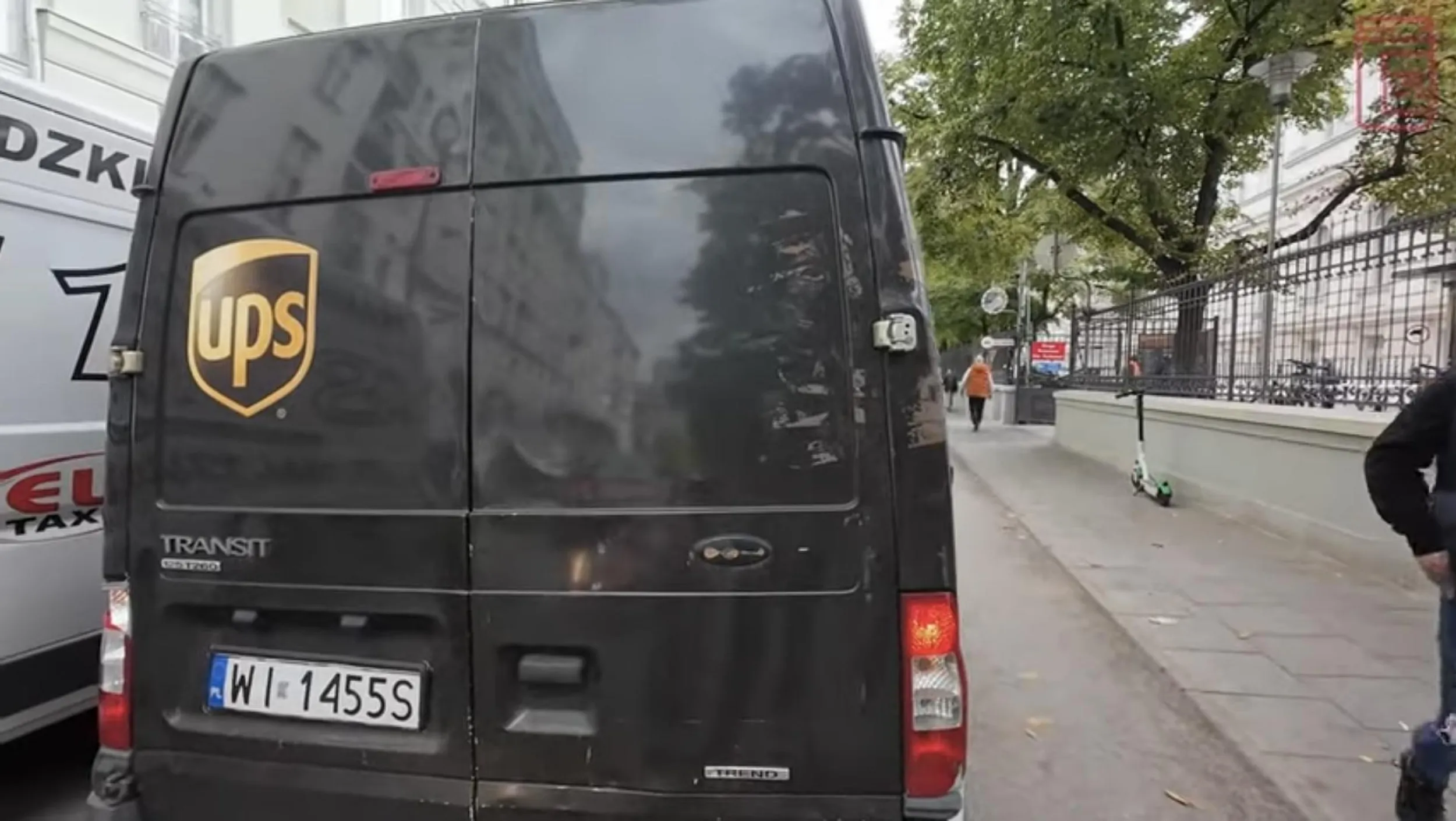 Nietypowy kierowca, fan jazdy po drogach dla rowerów.