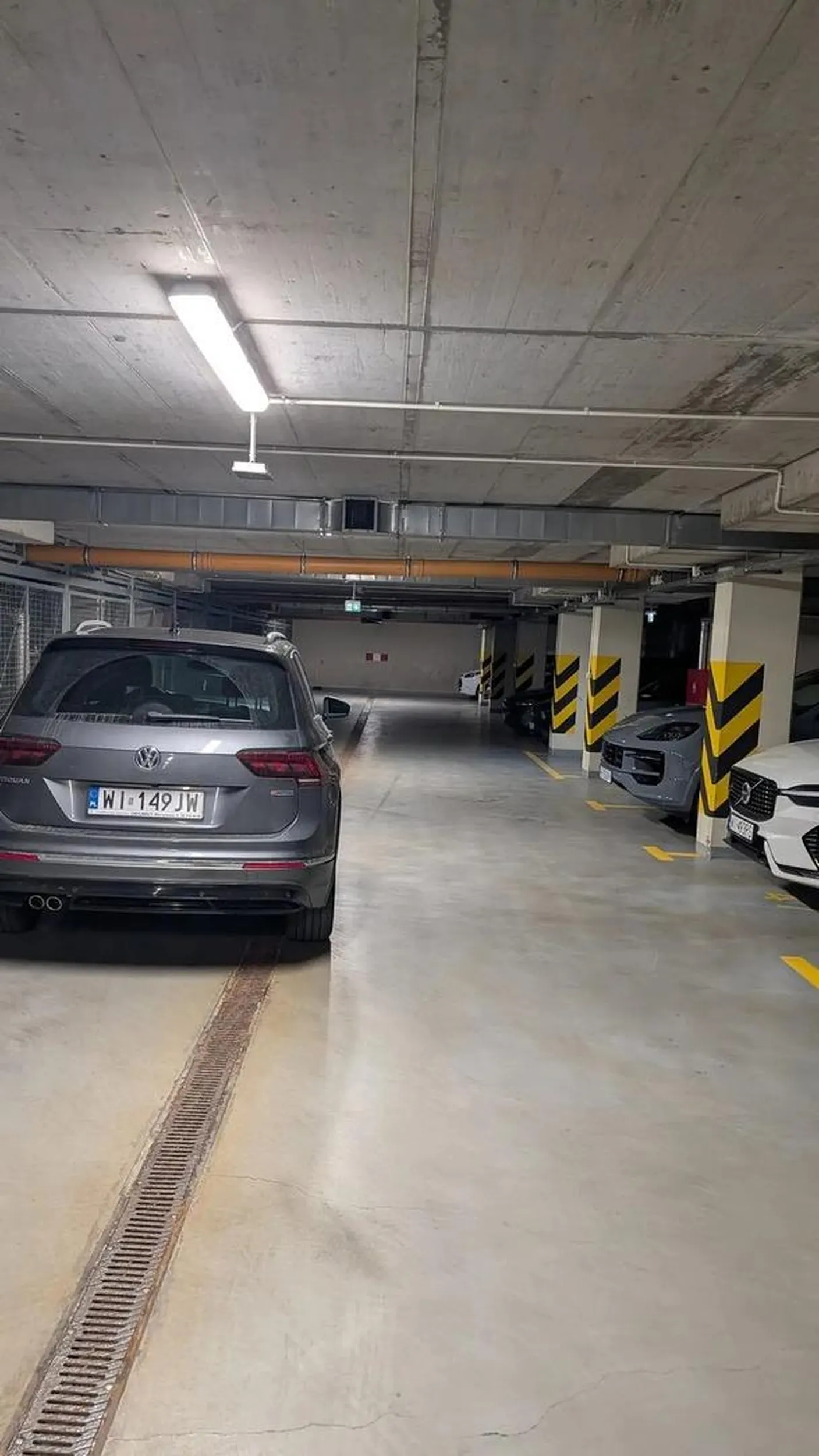 wv tiguan, parkuje zastawiając innych