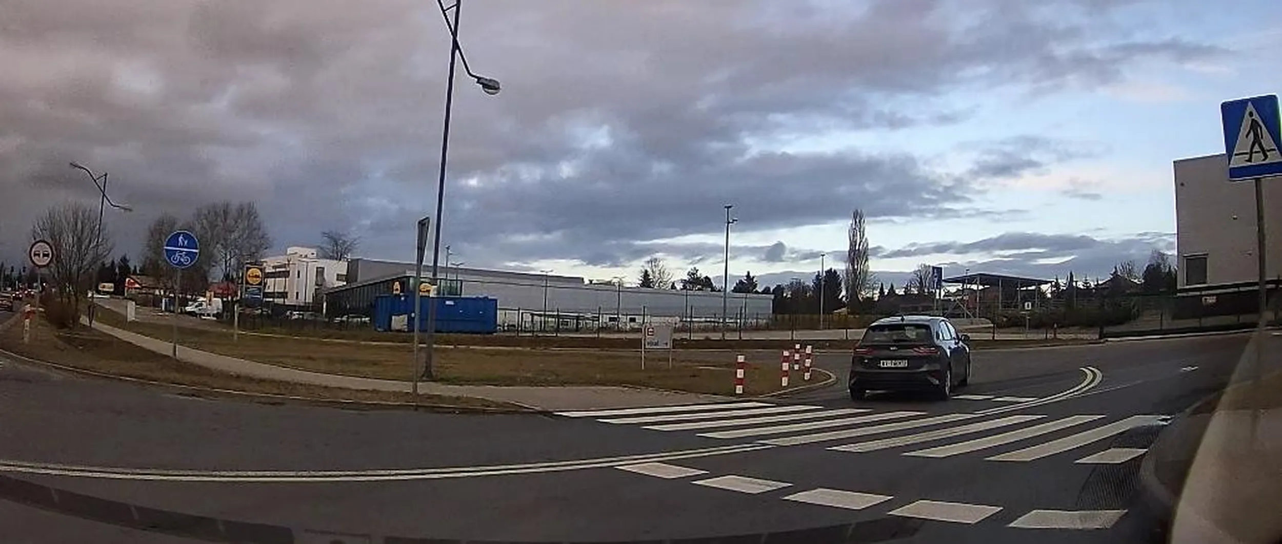 Pani złota, nie dość że zajechała drogę to jeszcze potem pod prąd pojechała.