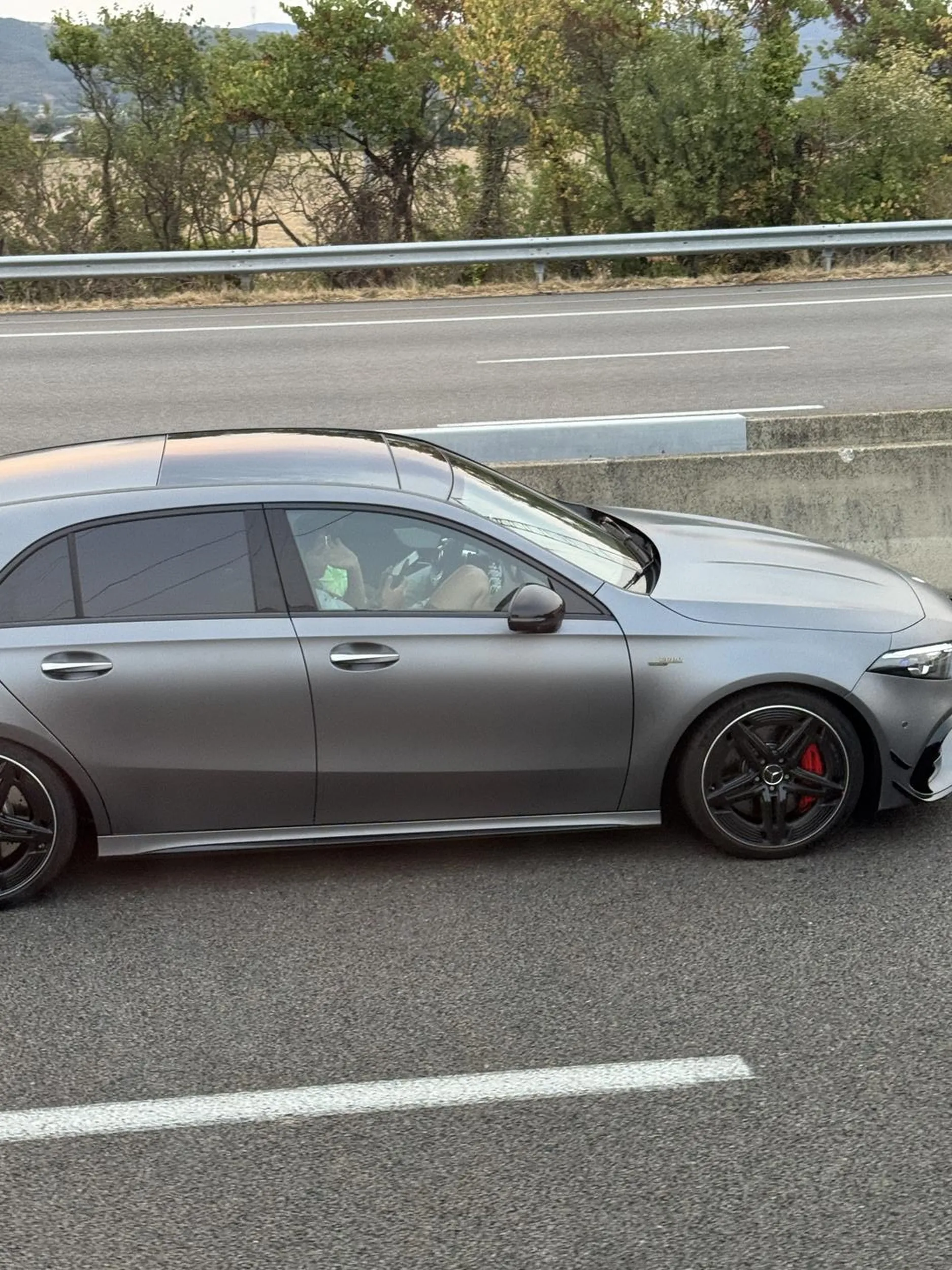 Jedzie z telefonikiem w ręku on. I kobita wogole nie patrzy na drogę we Francji kierunek lyon