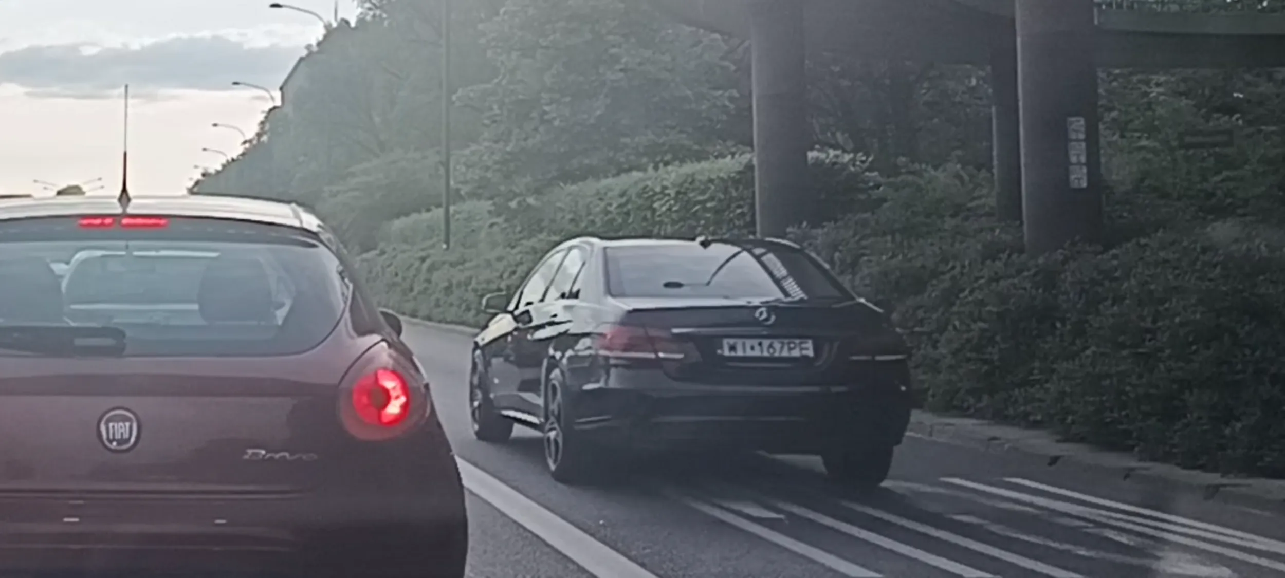 Bandyta drogowy śmieją 120kmh po pasie BUSPAS w miejscu ograniczenia prędkości do 60kmh