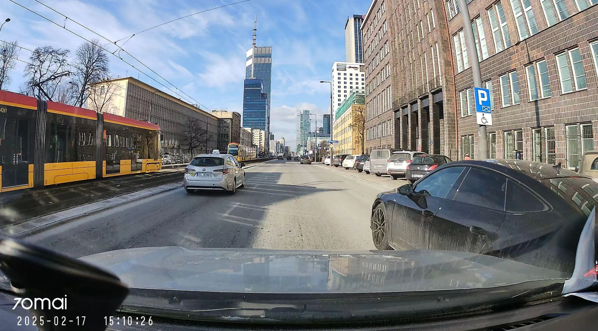 Warszawa, 17.02.2025 ul. Chałubińskiego Gość wygląda jak po "używkach". Zajeżdża, hamuje na pustej drodze przed maską.