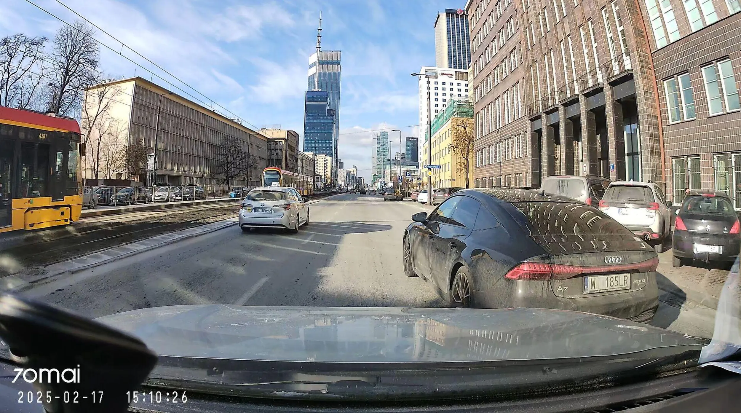 Warszawa, 17.02.2025 ul. Chałubińskiego Gość wygląda jak po "używkach". Zajeżdża, hamuje na pustej drodze przed maską.