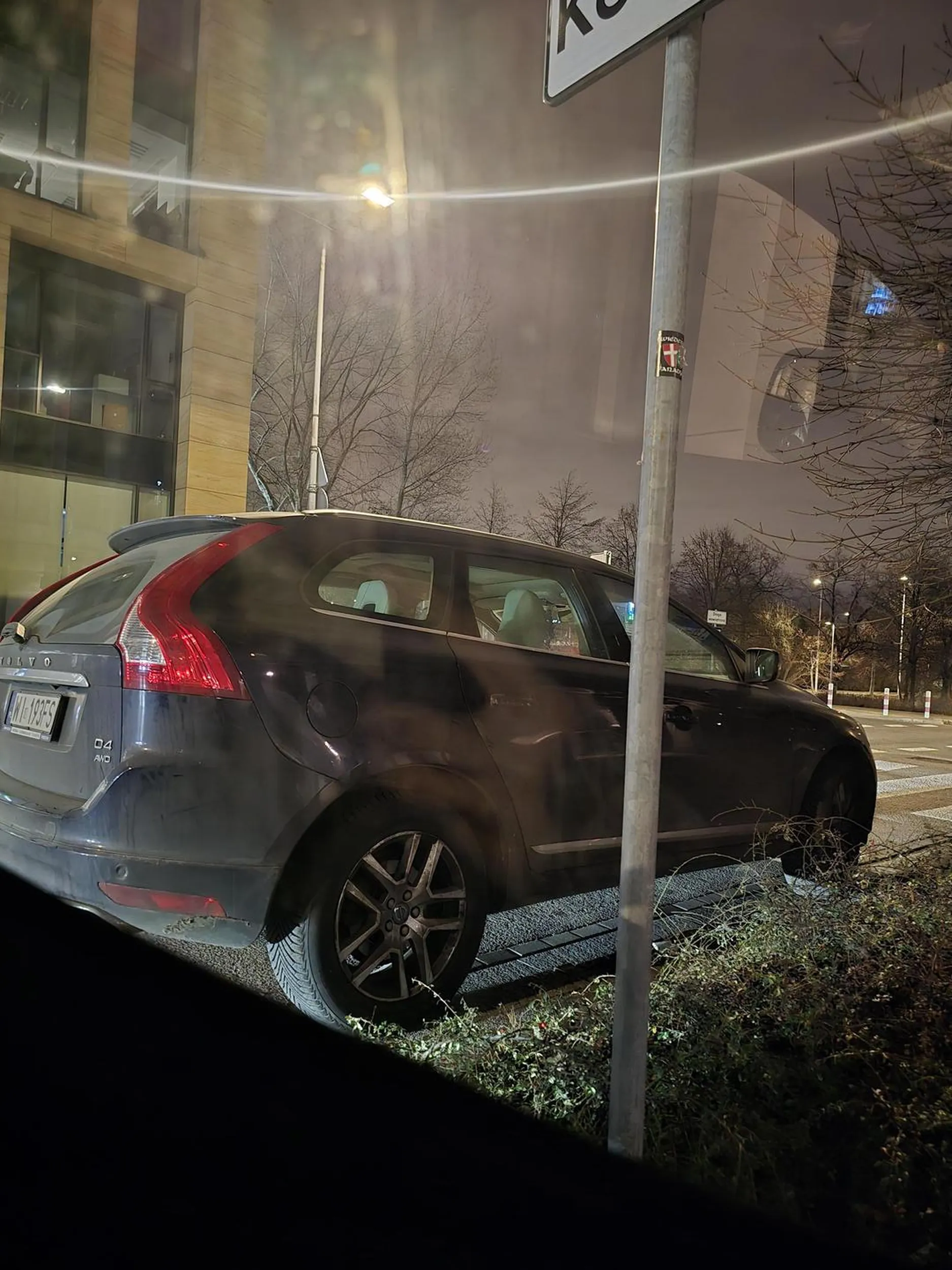 Widzę ze kierowca chyba świeżo po odebraniu prawa jazdy :) Zgłoszone do odpowiednich służb, przyjdzie prezent po świętach co prawda, ale będzie! Wesołych!