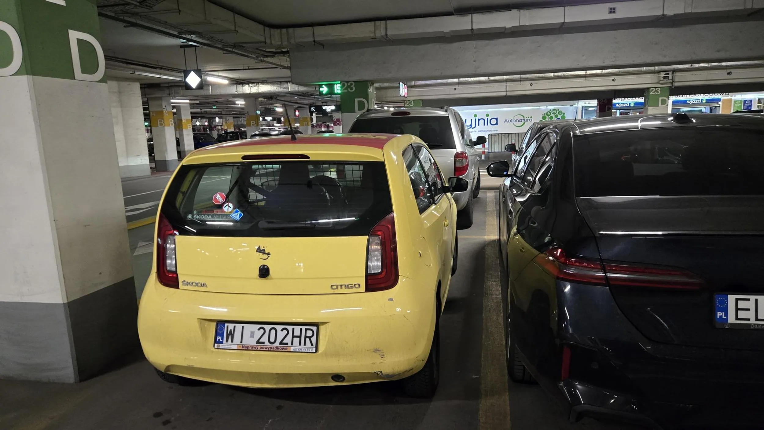 Następnym razem ustaw tak, aby dalo się wejść do auta obok