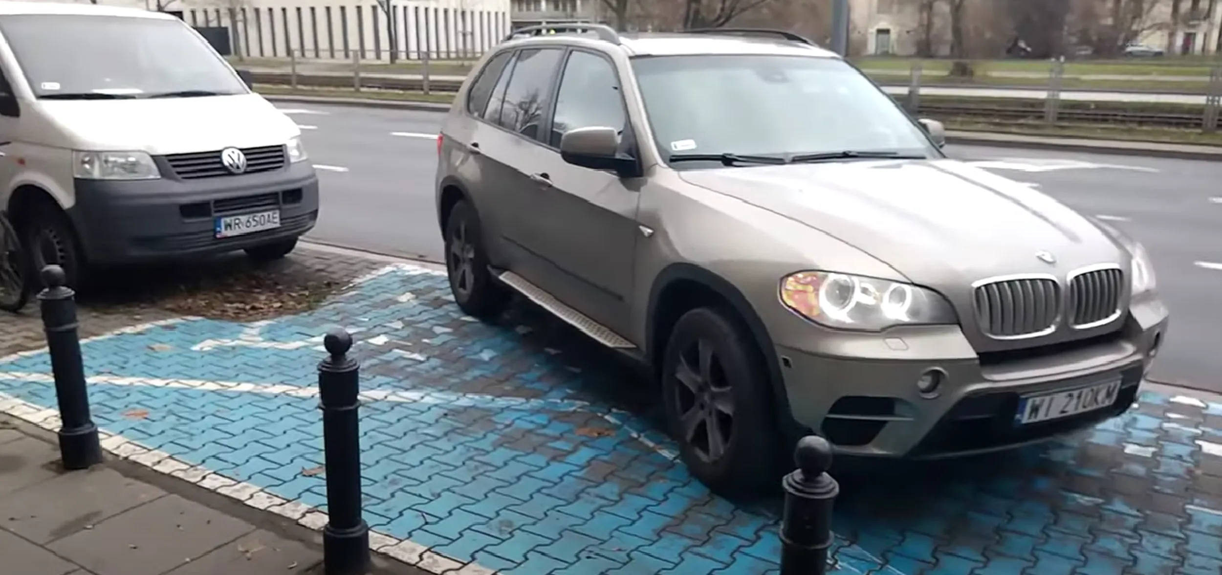 Dziad parkuje na miejscach dla niepełnosprawnych.