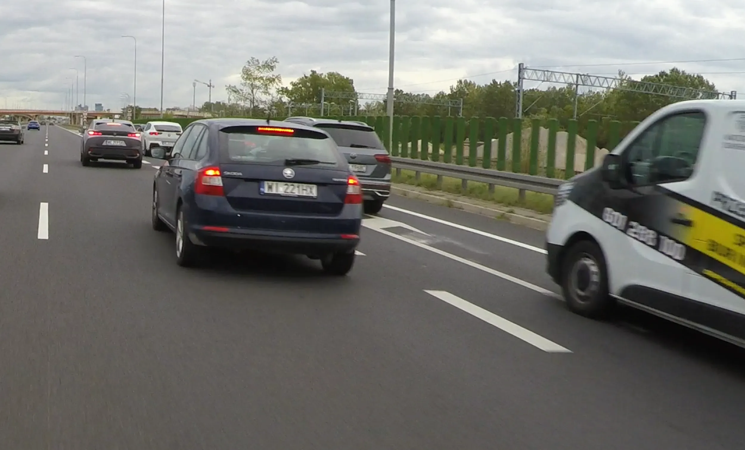 Kolega w tej skodzie chyba nie dostąpił zaszczytu posiadania mózgu. Na trzypasmowej drodze ekspresowej! zatrzymuje się na prawym pasie wpychając się poza kolejką do zjazdu. BRAWO!
