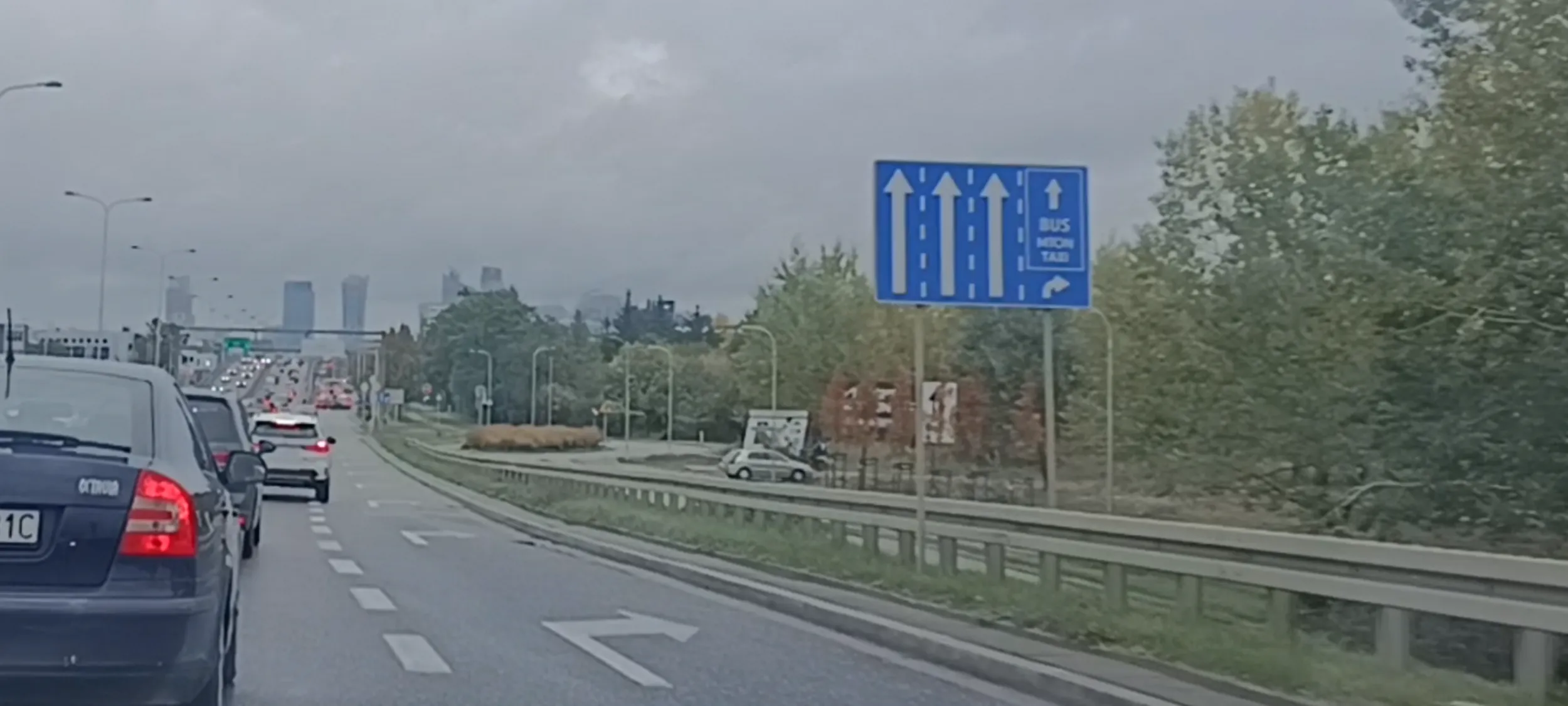 Nielegalny przejazd chama z złomie prosto pasem do wyłącznego skrętu w prawo