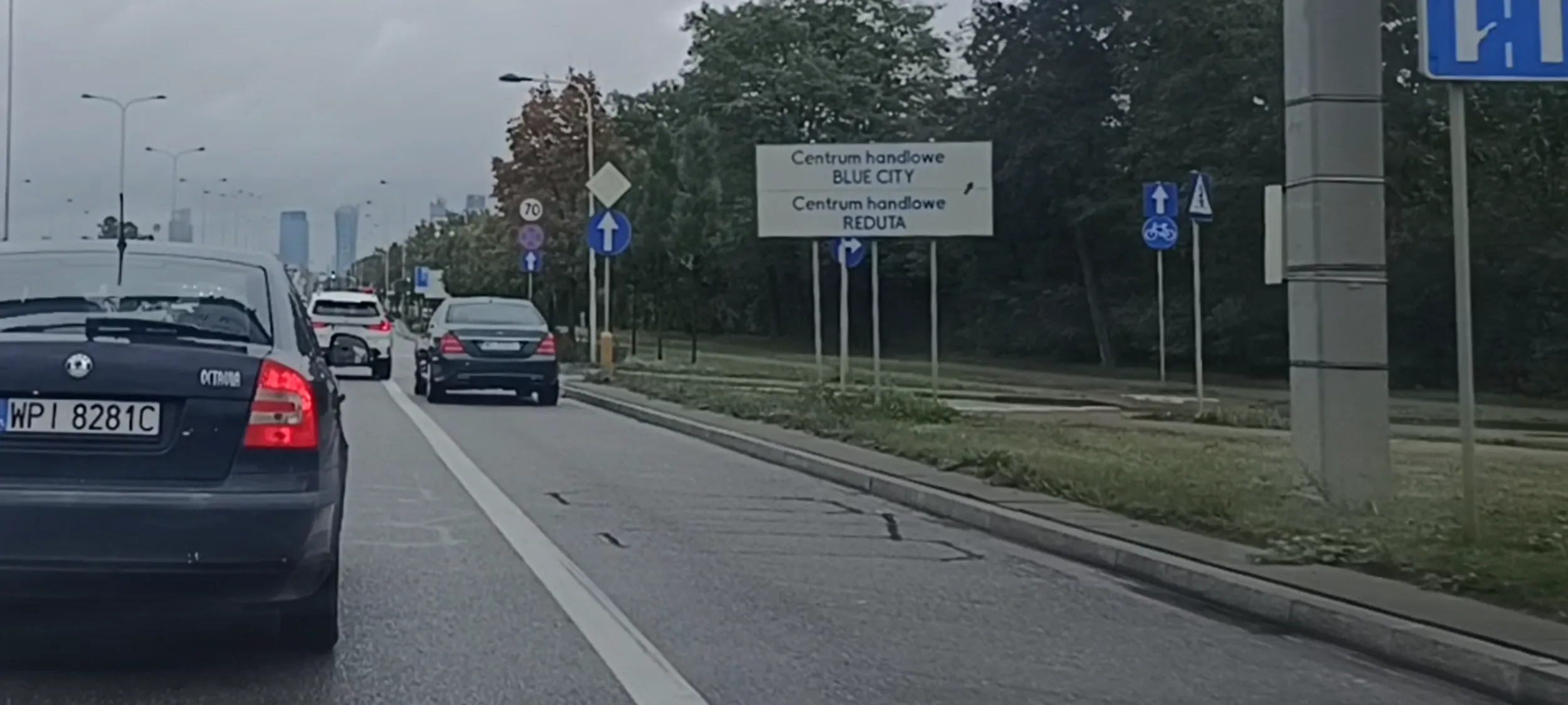 Nielegalny przejazd chama z złomie prosto pasem do wyłącznego skrętu w prawo