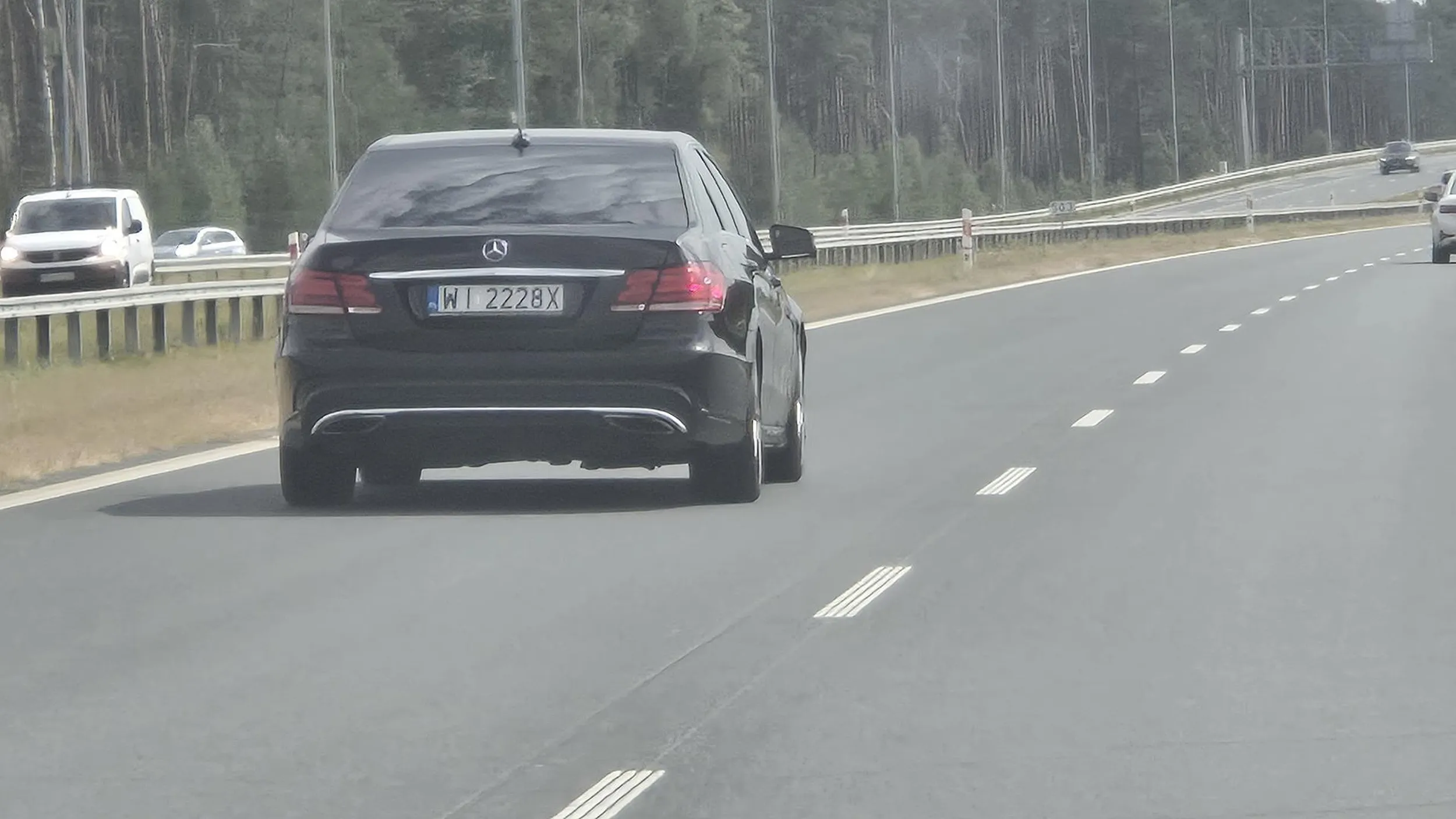 Szmaciarz bez pojęcia o przepisach drogowych... wlecze się i blokuje lewy pas...