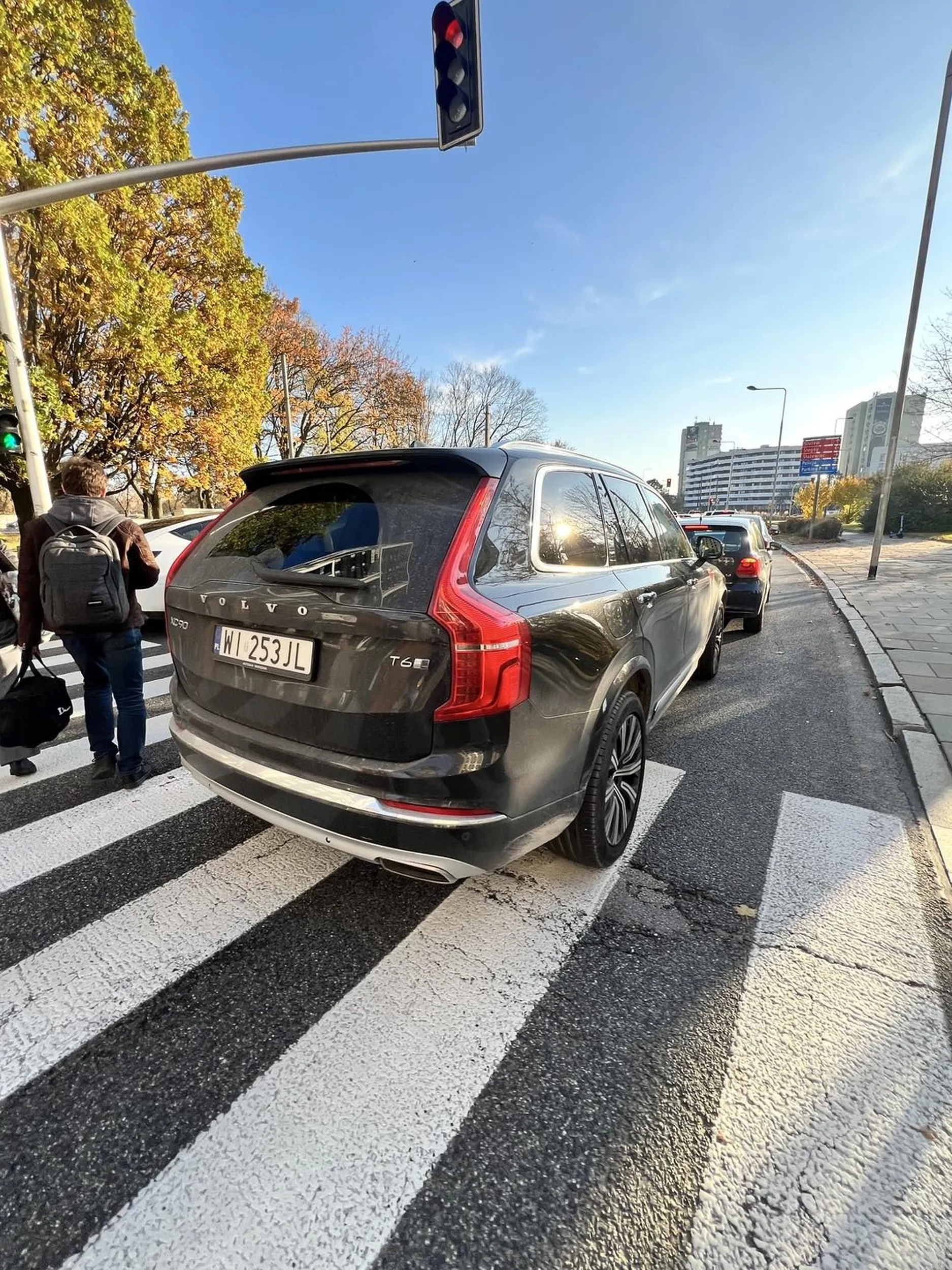 typowy warszawiak z duzym autem (i malym mozgiem)