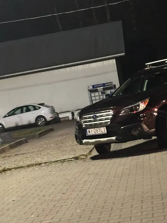 Naucz się parkować kolego bo zostawiasz auto na wyjeździe z tyłu Orlenu pomyśl następnym razem gdzie parkujesz.