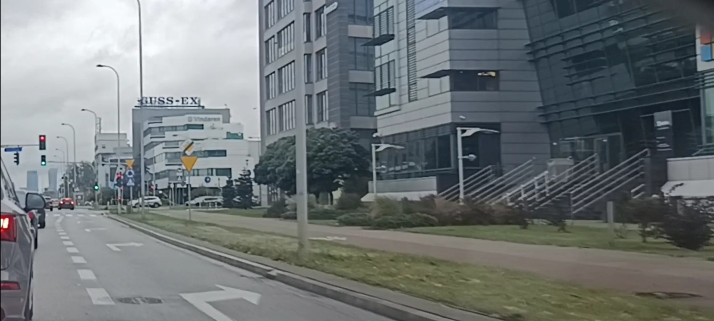 Przejazd chama prosto przez skrzyżowanie na czerwonym świetle i z pasa do wyłącznego skrętu w prawo