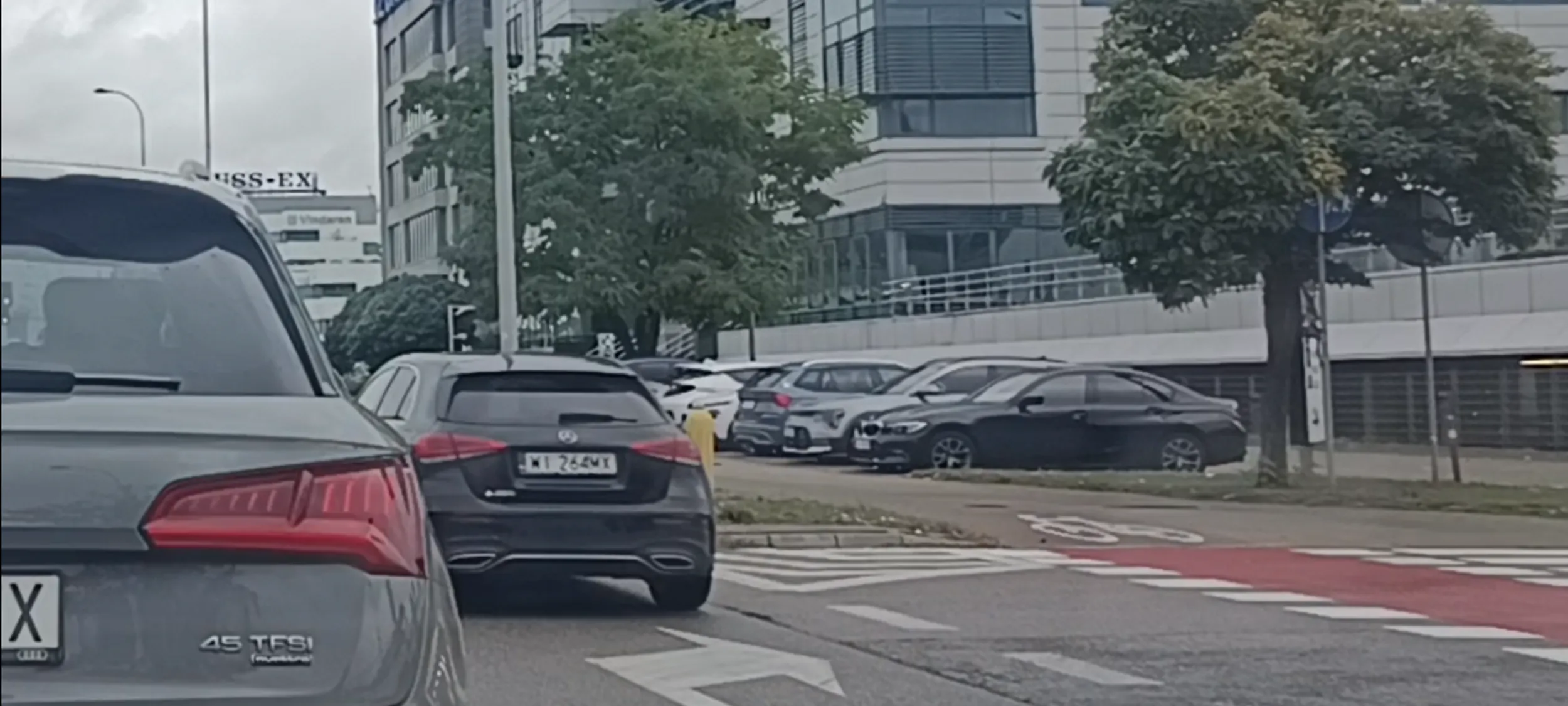 Przejazd chama prosto przez skrzyżowanie na czerwonym świetle i z pasa do wyłącznego skrętu w prawo