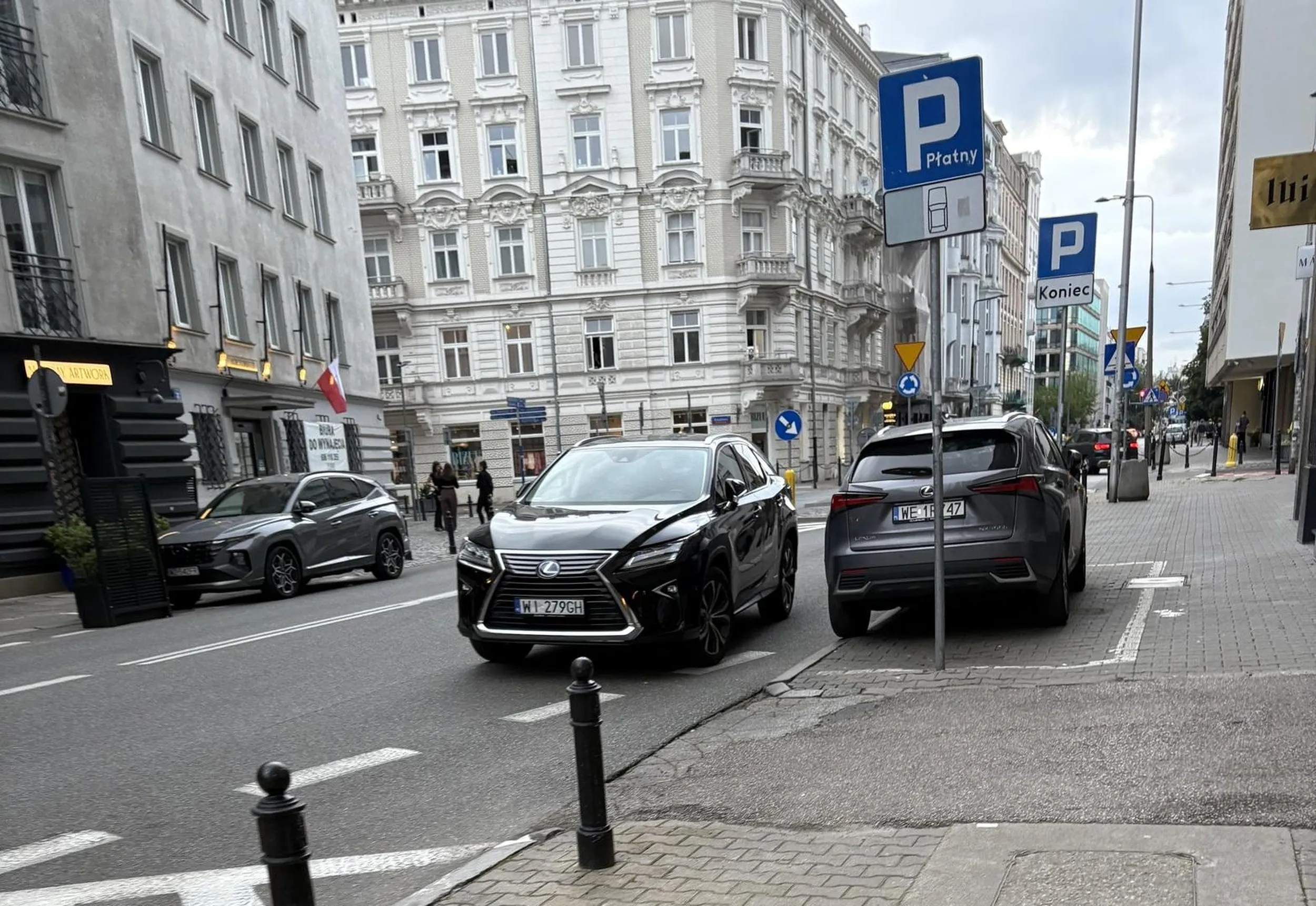 Parkowanie na pasie ruchu, bo przecież „tylko na chwilę” i nie chce się poszukać miejsca.
