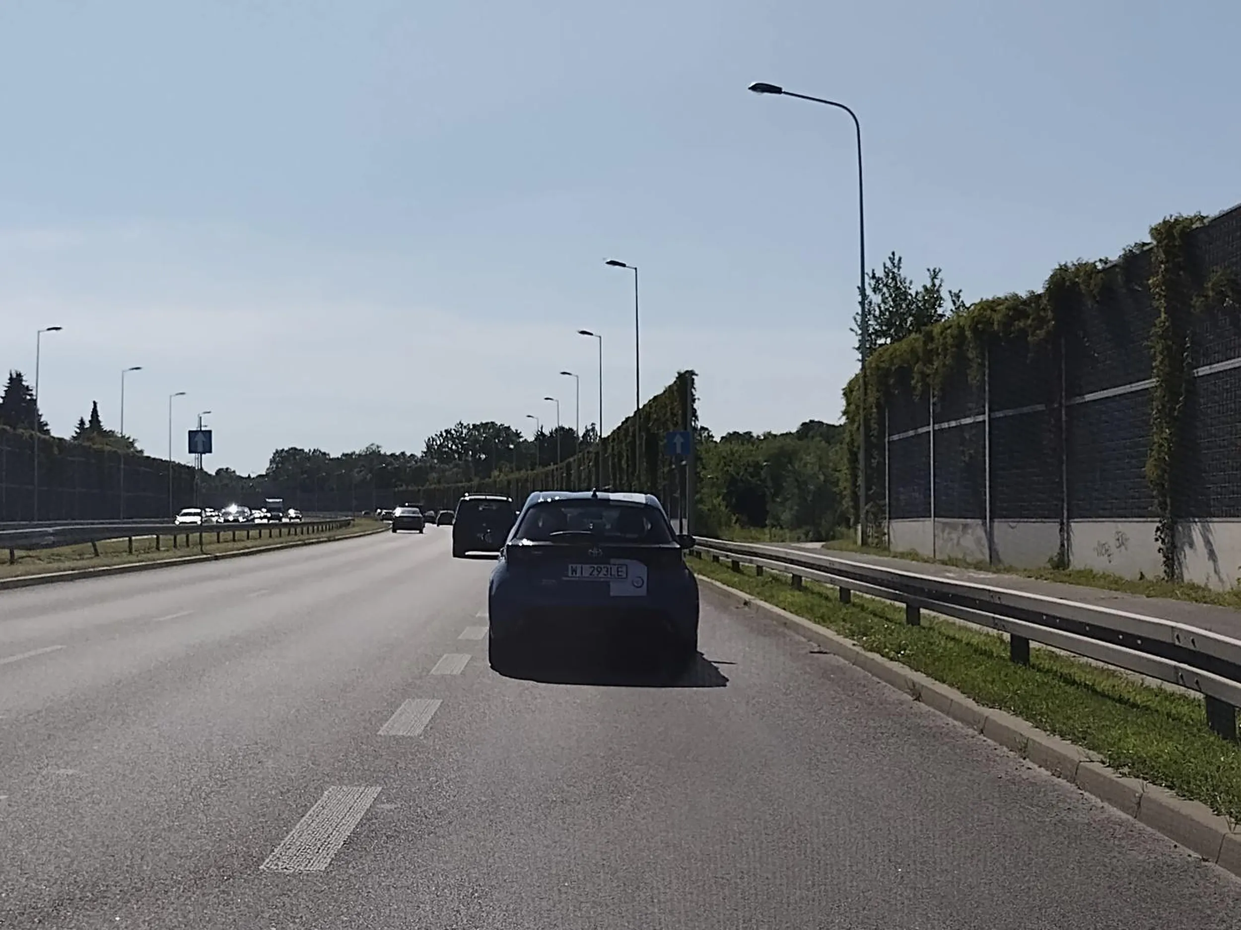 Kierowca auta firmowego w Lublinie urządza sobie wyścigi. Ograniczenia prędkości ma za nic! Tylko gaz w podłogę, wpychanie, omijanie zero kultury!!! Widocznie standard pracy w tej firmie!