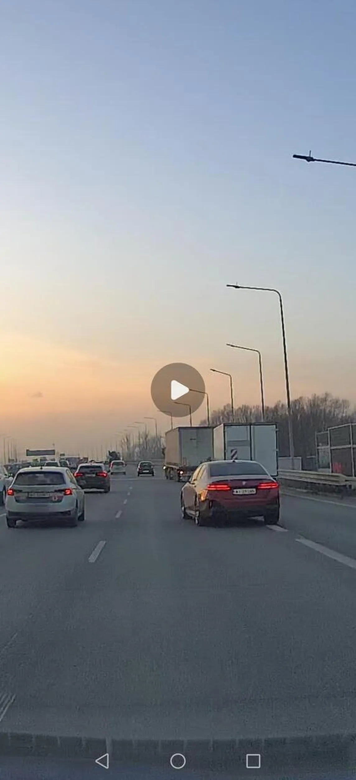 Glupia baba w bmw, która wymusza pierwszeństwo.