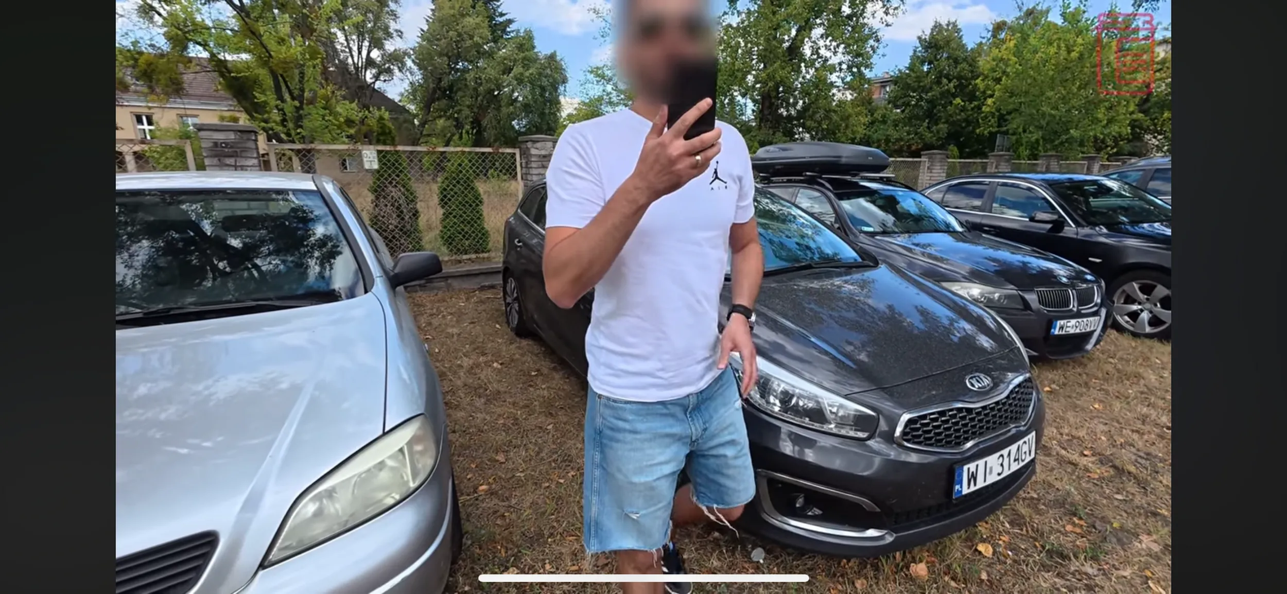 Oto jest człowiek, który jest głąbem, nie zna przepisów i jeździ wzdłuż po chodniku