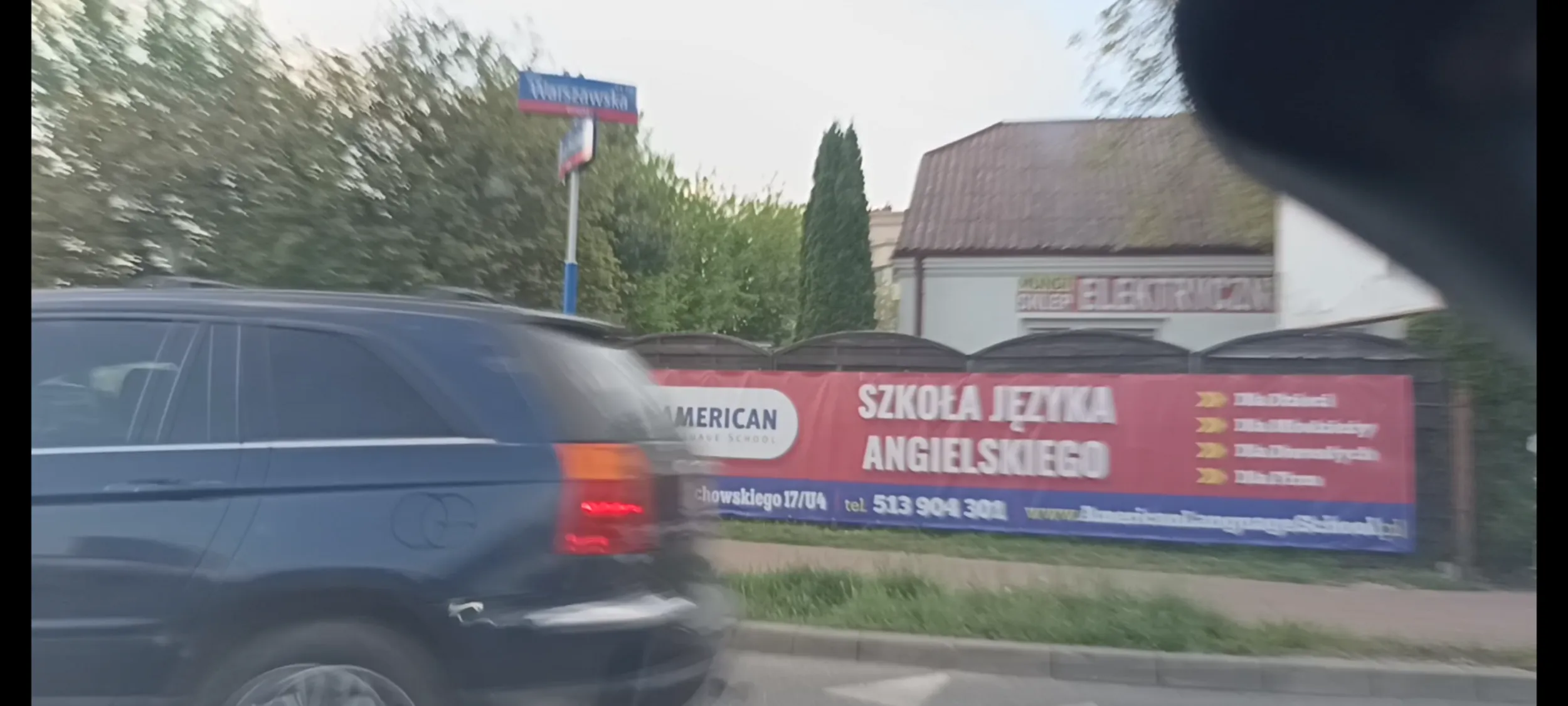 Baba Bandyta drogowy wbija się z impetem na rondo wymuszając pierwszeństwo przejazdu i musiałem się zatrzymać żeby nie mieć dzwona.