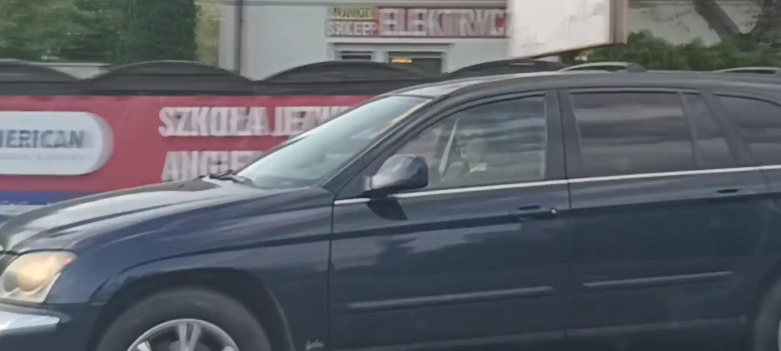 Baba Bandyta drogowy wbija się z impetem na rondo wymuszając pierwszeństwo przejazdu i musiałem się zatrzymać żeby nie mieć dzwona.