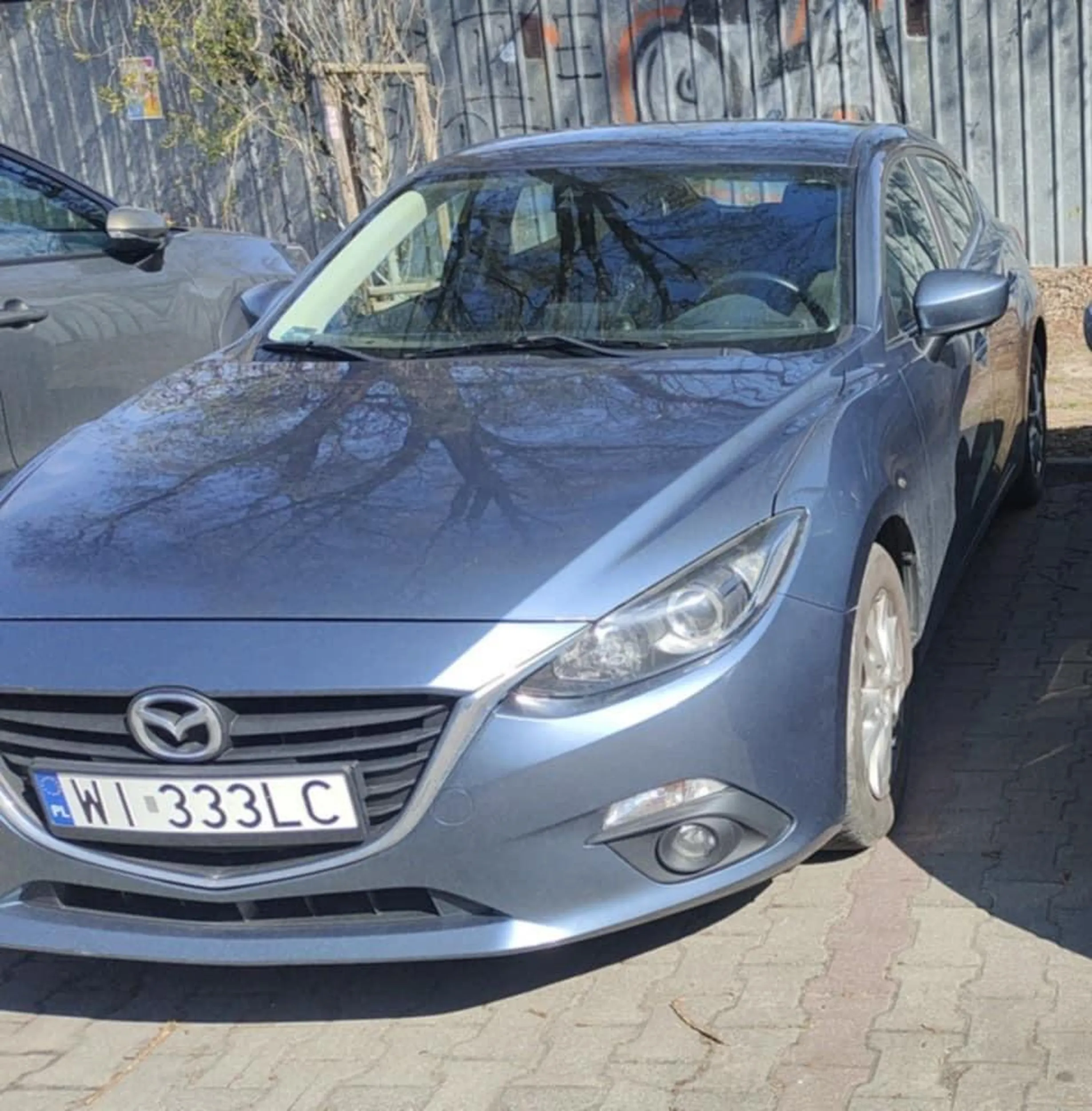 Staje na liniach na parkingu, ma potem pretensje do kierowców z sąsiednich miejsc parkingowych, że ciężko jest wsiąść