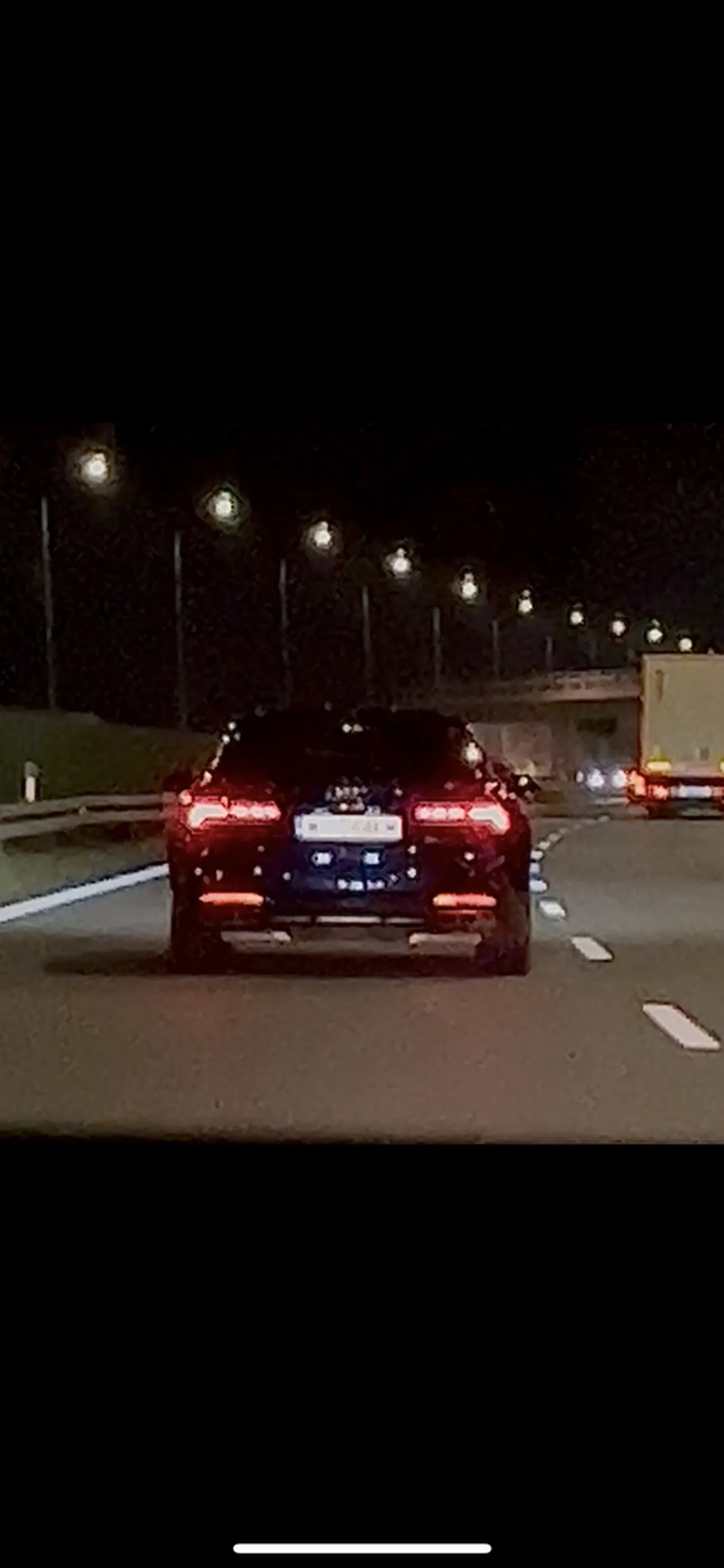 Warszawiaku naucz się jeździć po autostradzie bo byś zabił dwójkę ludzi przez swoją nieostrożność. Jak już zapierd***** na Rzeszów to miej trochę oleju w głowie, bo być może sam byś zginął gdyby nie szybka reakcja. Miałeś dużo czasu na zmianę pasa a wyjechałeś centralnie przed maskę w dodatku nie przyśpieszając.